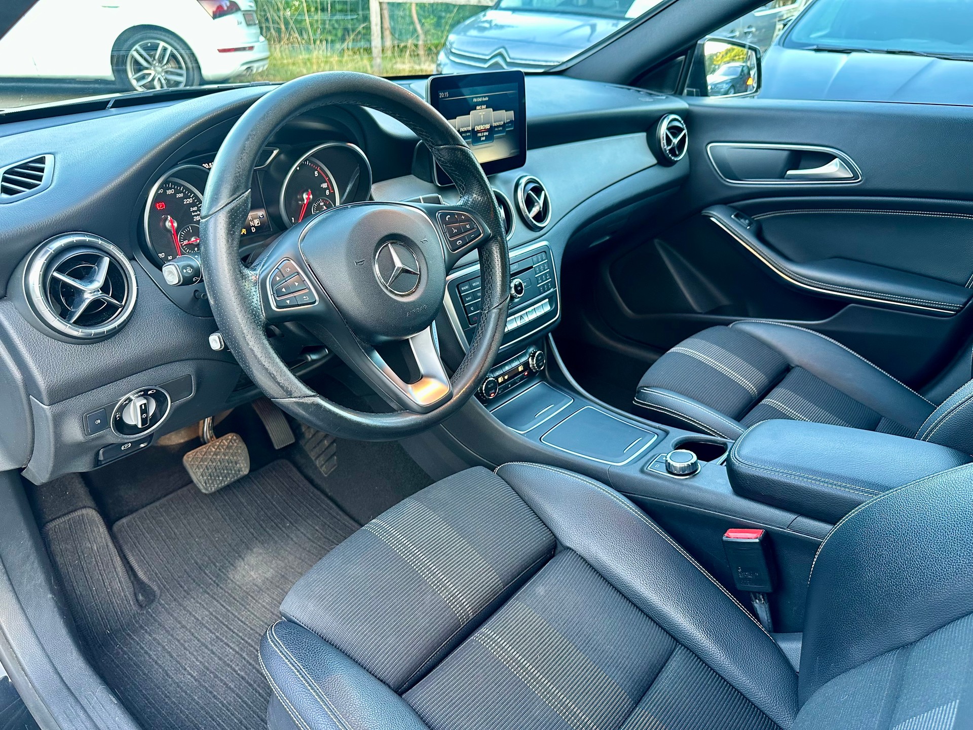 MERCEDES-BENZ CLA 200 d Night Star 7G-DCT-image-8
