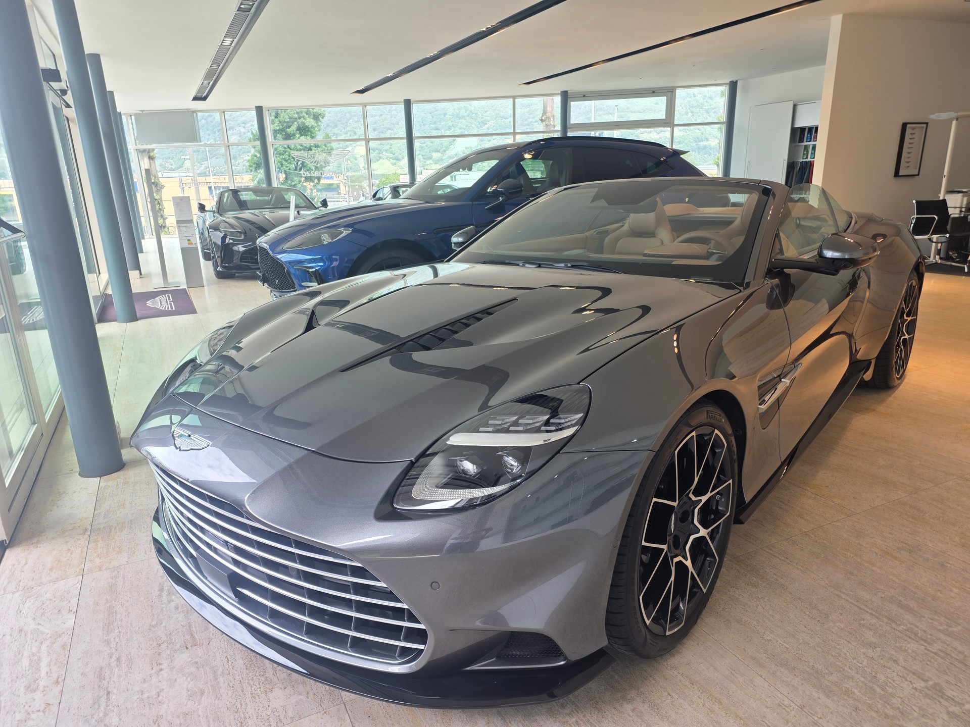 ASTON MARTIN V12 Vanquish Volante 835cv-image-0