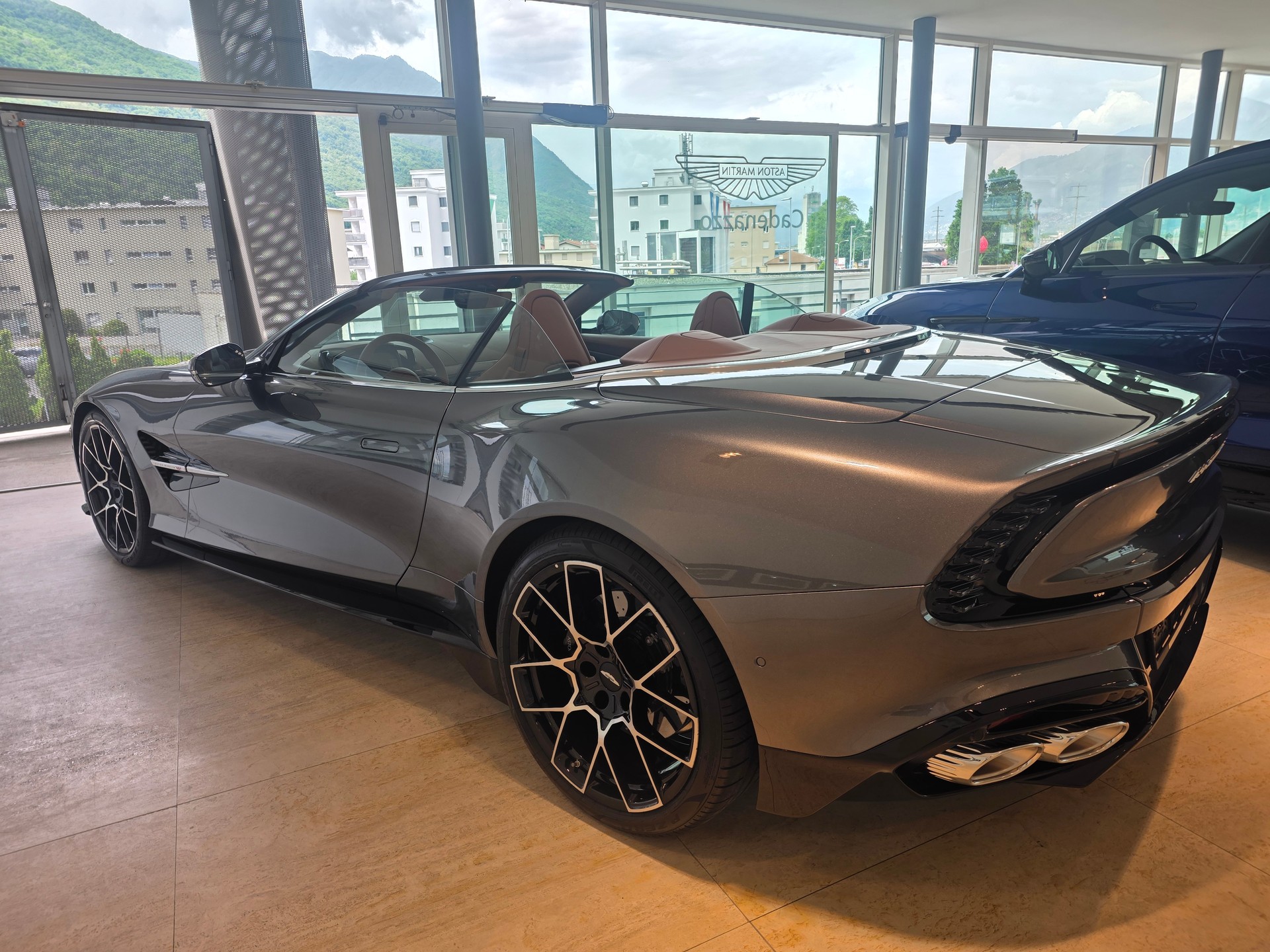 ASTON MARTIN V12 Vanquish Volante 835cv-image-4