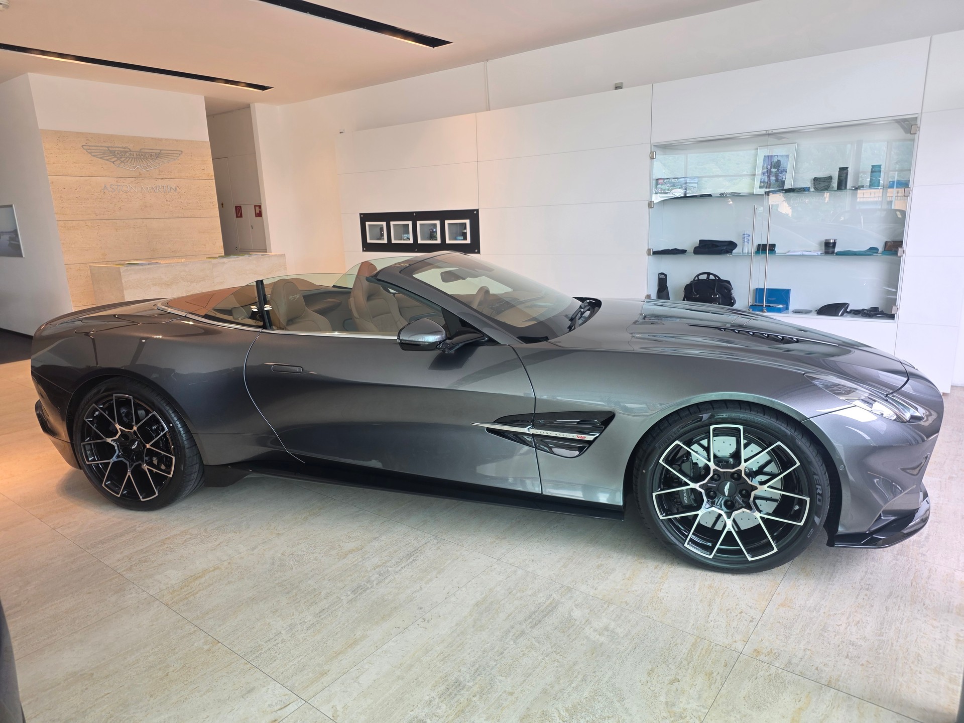 ASTON MARTIN V12 Vanquish Volante 835cv-image-5