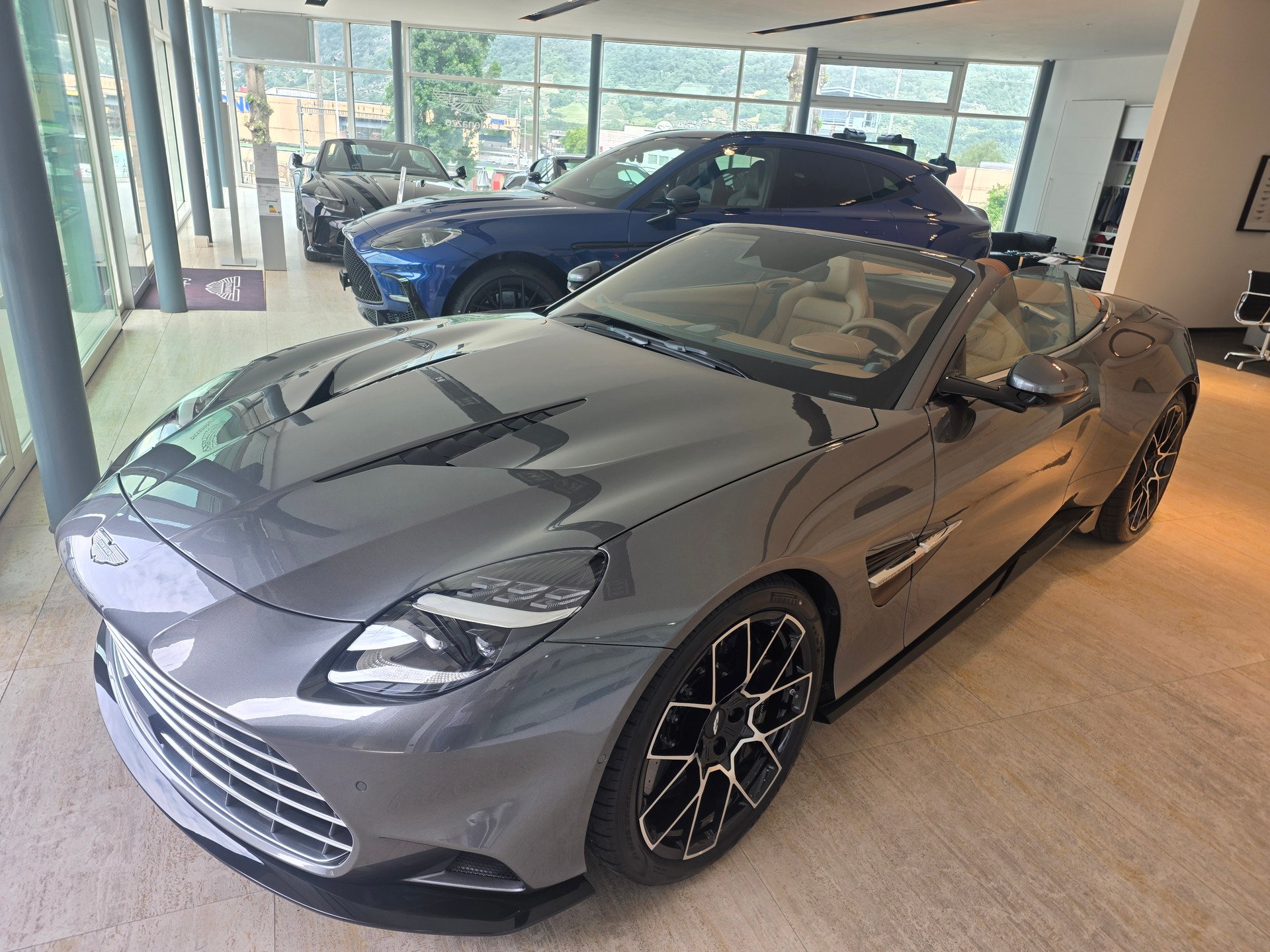ASTON MARTIN V12 Vanquish Volante 835cv-image-2