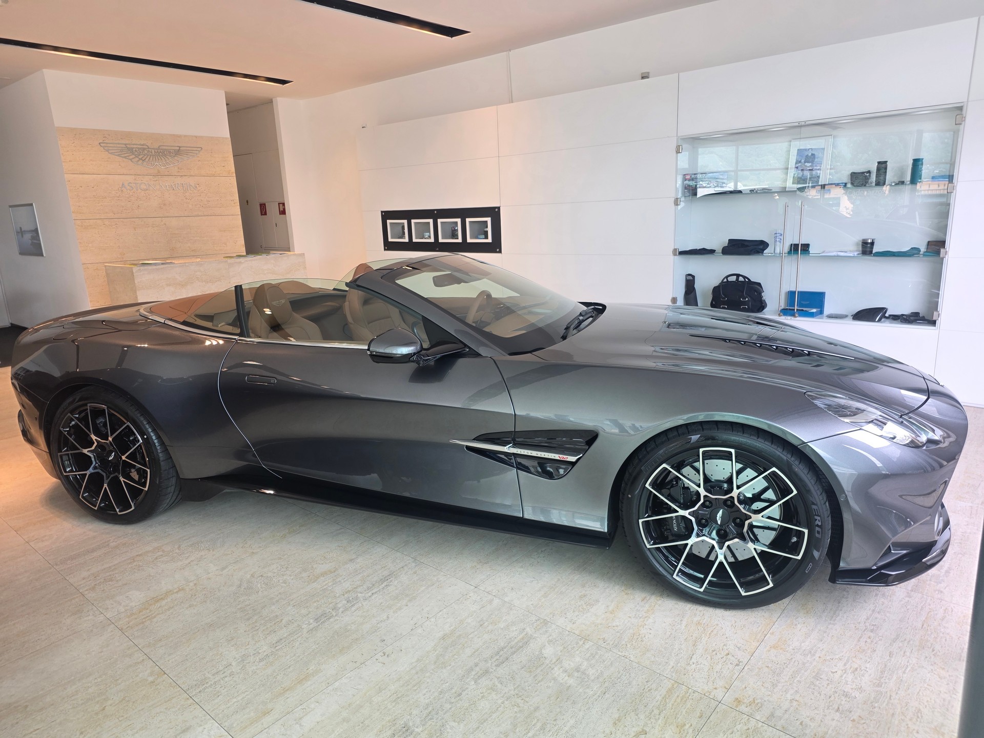ASTON MARTIN V12 Vanquish Volante 835cv-image-7