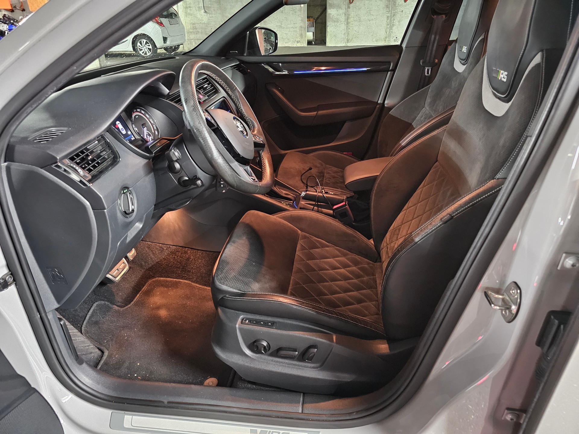 SKODA Octavia Combi 2.0 TSI RS-image-11