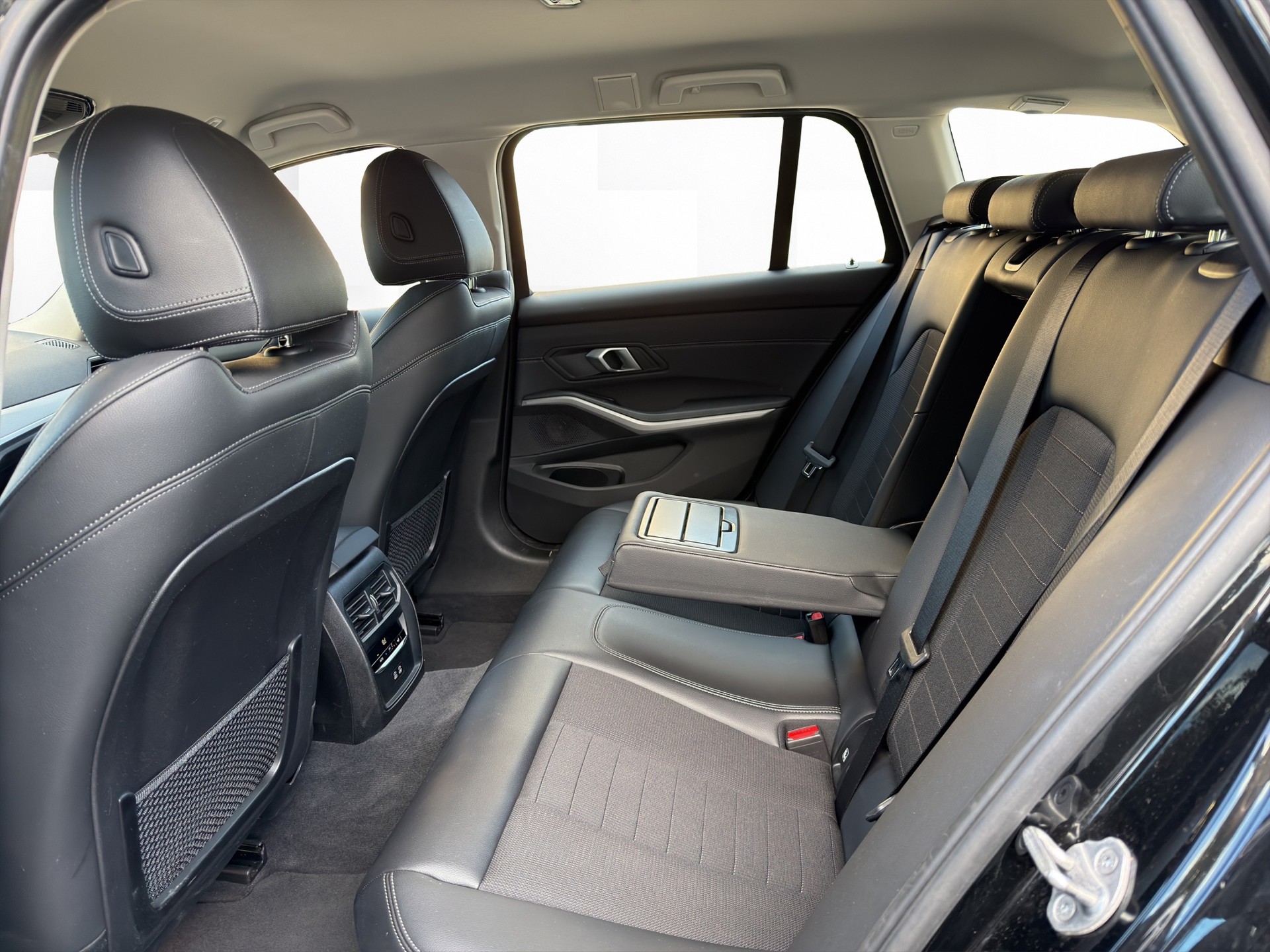 BMW 320d xDrive 48V Touring Steptronic-image-11