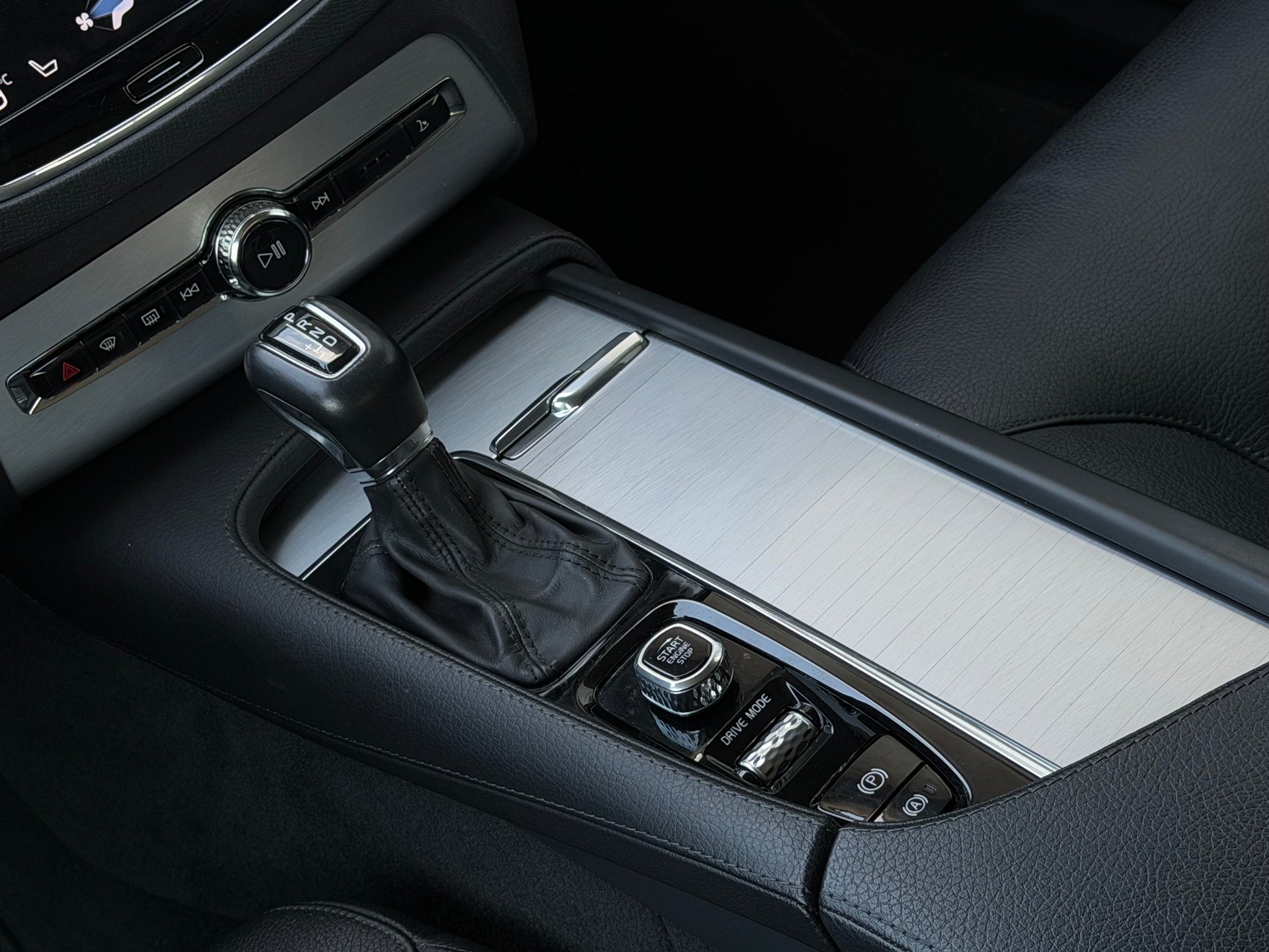 VOLVO XC90 D5 AWD Momentum Geartronic-image-10