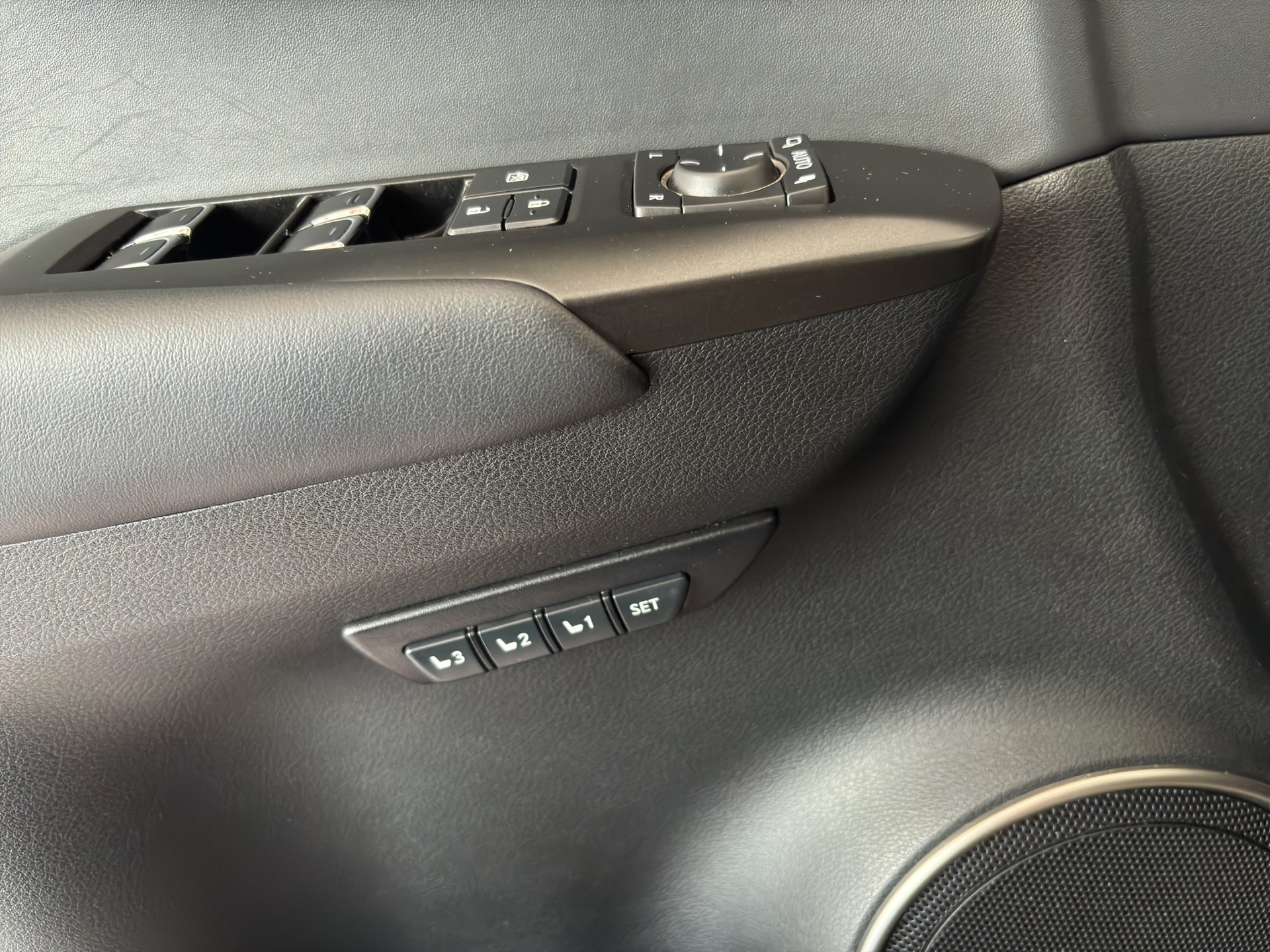 LEXUS NX 300h Excellence E-Four Automatic-image-28