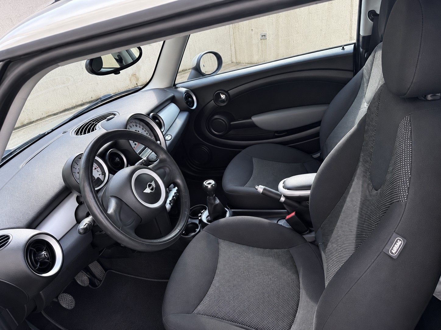 MINI Cooper 1.6 * aus 1. Hand / ab MFK & Service / Klima / PDC / 8-Fach *-image-6