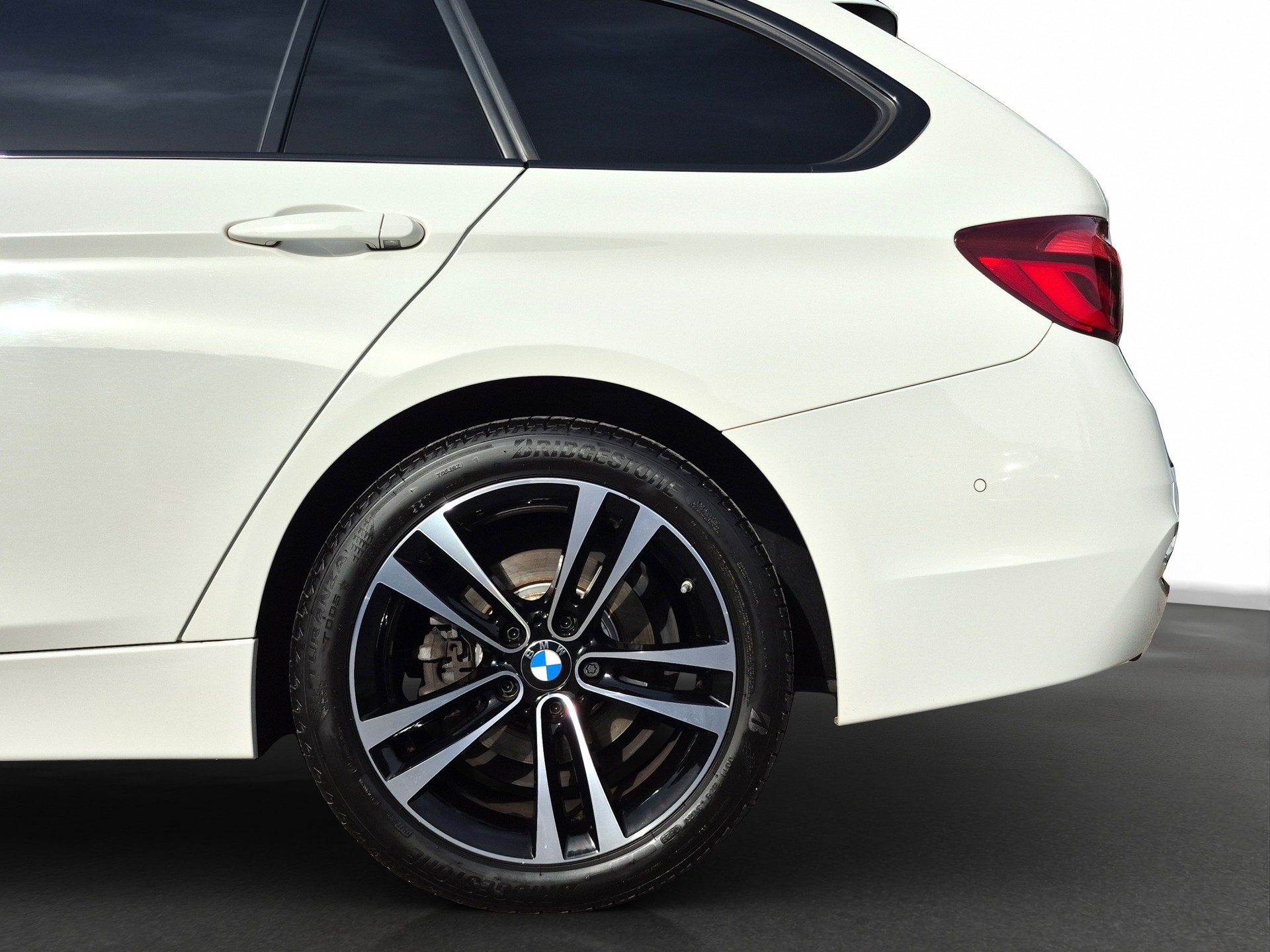 BMW 320d xDrive Touring Edition Sport Line Steptronic *360°Cam/Headup/ShadowLine*-image-3