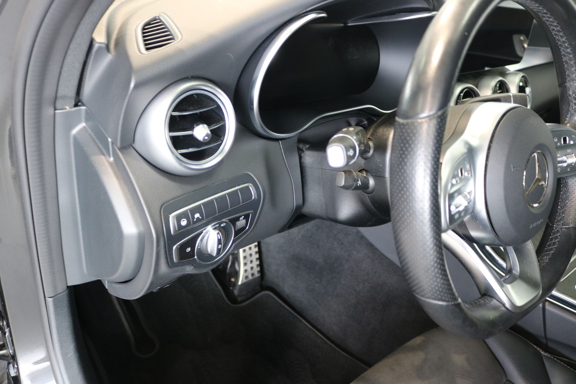 MERCEDES-BENZ C 300 d AMG Line 4Matic 9G-Tronic-image-40