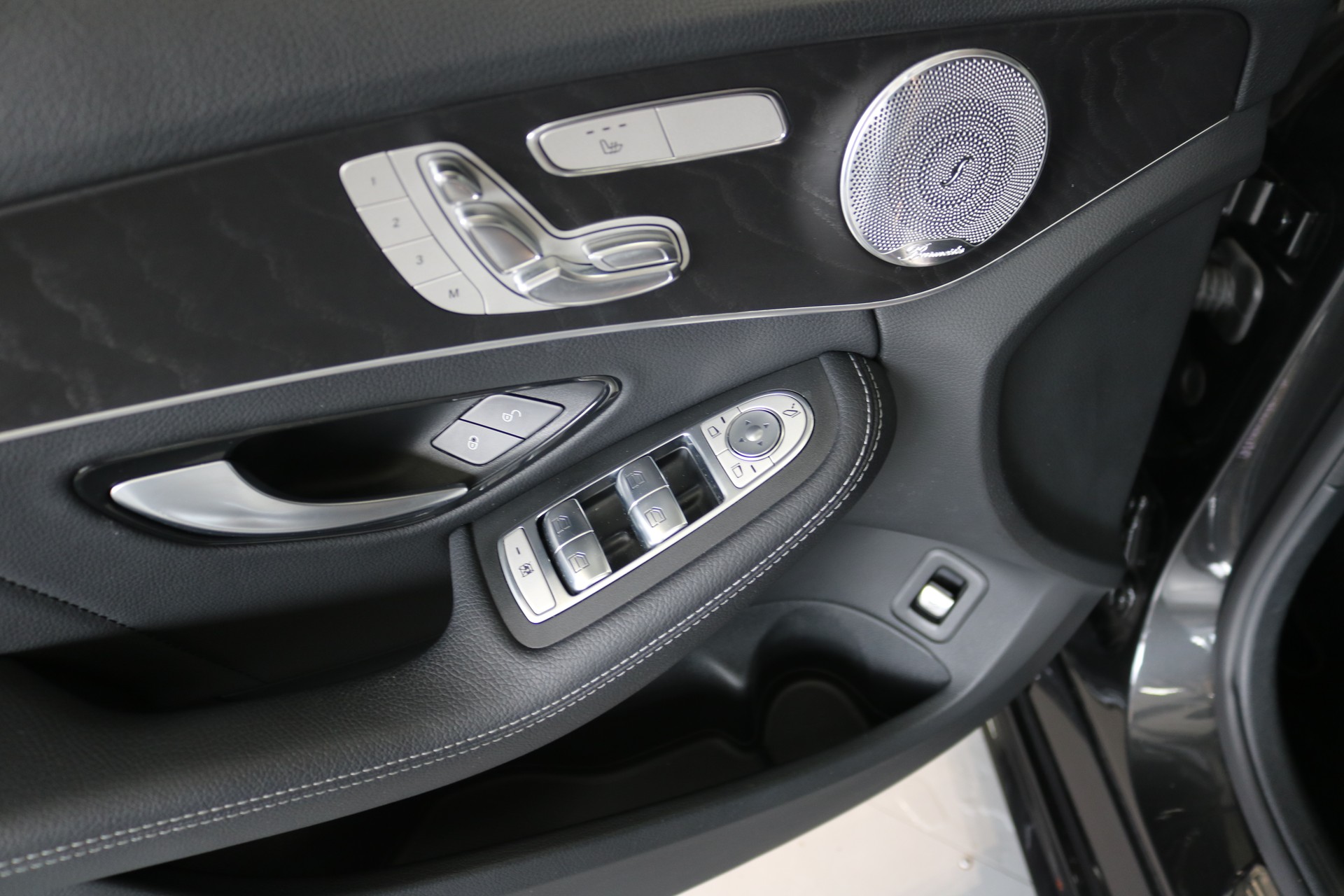 MERCEDES-BENZ C 300 d AMG Line 4Matic 9G-Tronic-image-39