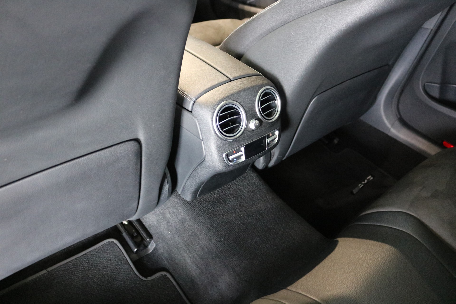 MERCEDES-BENZ C 300 d AMG Line 4Matic 9G-Tronic-image-36