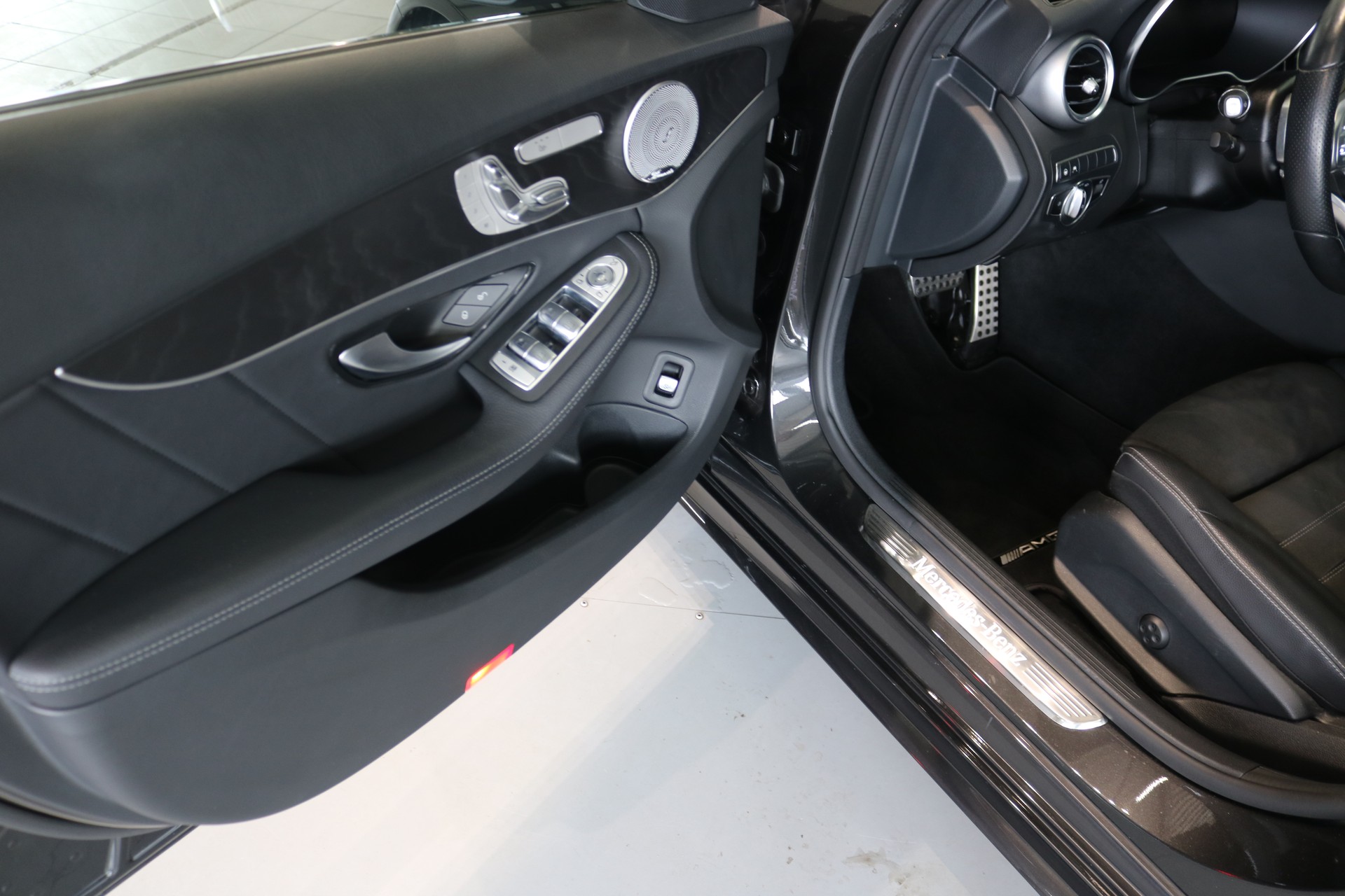 MERCEDES-BENZ C 300 d AMG Line 4Matic 9G-Tronic-image-38