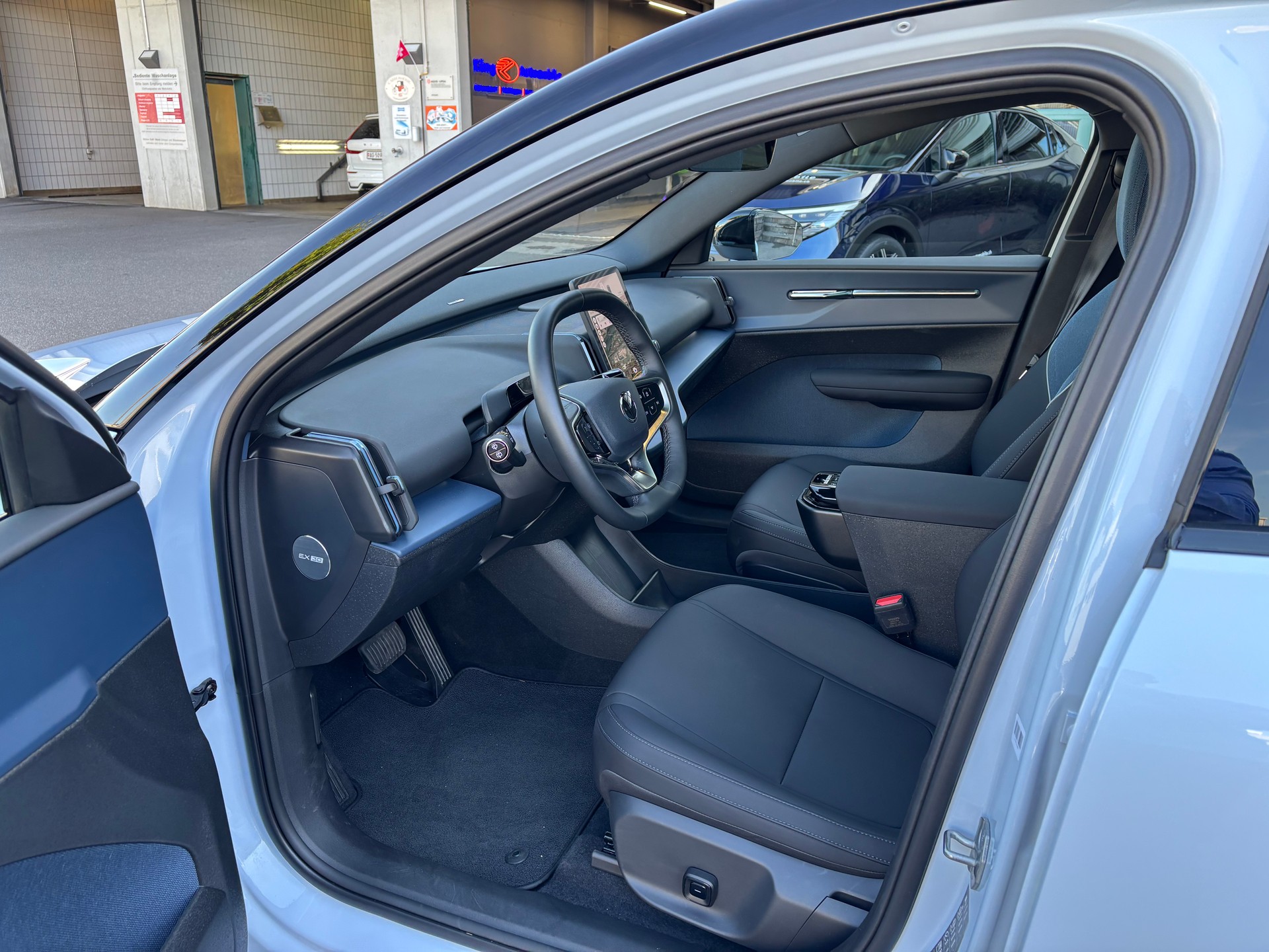 VOLVO EX30 E60 69kWh Twin Ultra-image-8