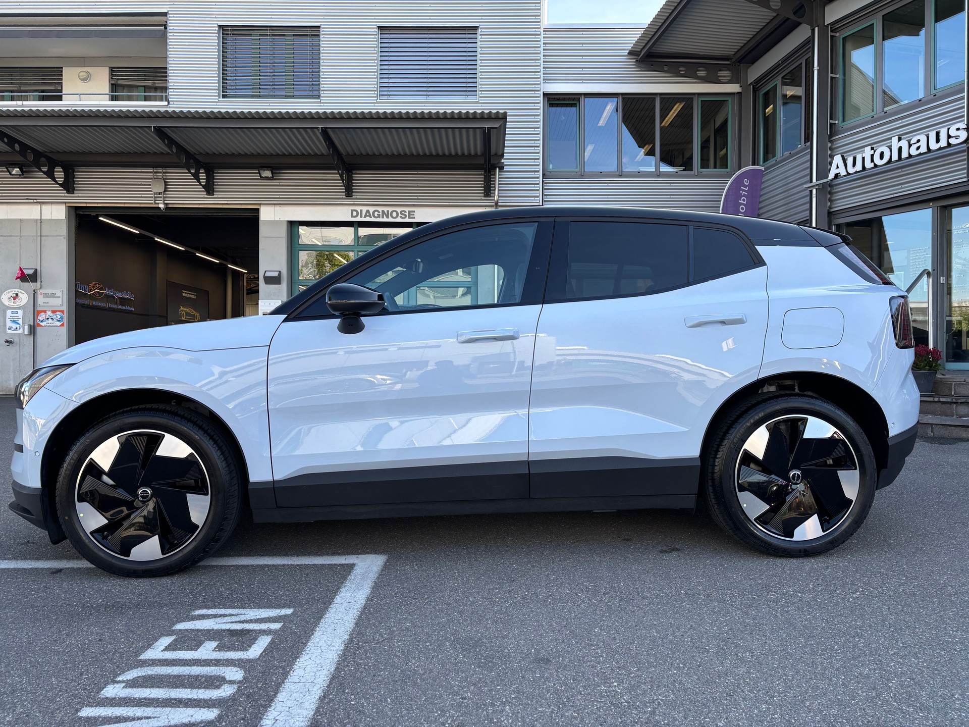VOLVO EX30 E60 69kWh Twin Ultra-showroom-element-2