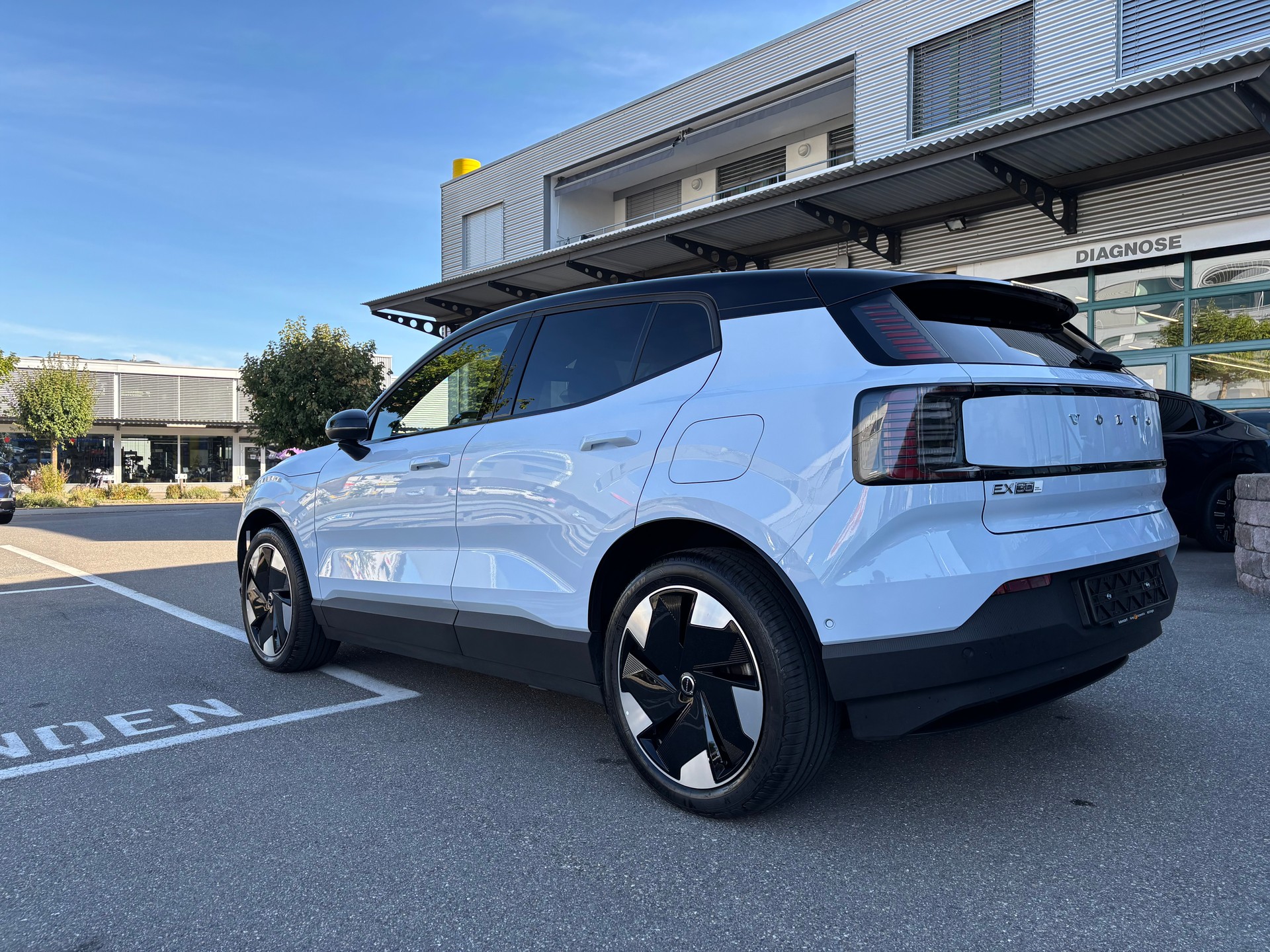 VOLVO EX30 E60 69kWh Twin Ultra-showroom-element-3