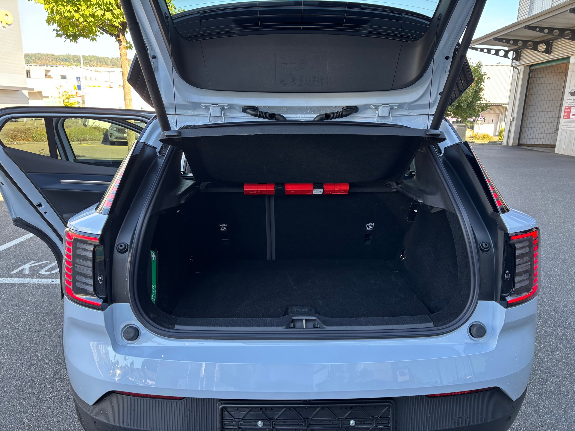 VOLVO EX30 E60 69kWh Twin Ultra-image-12