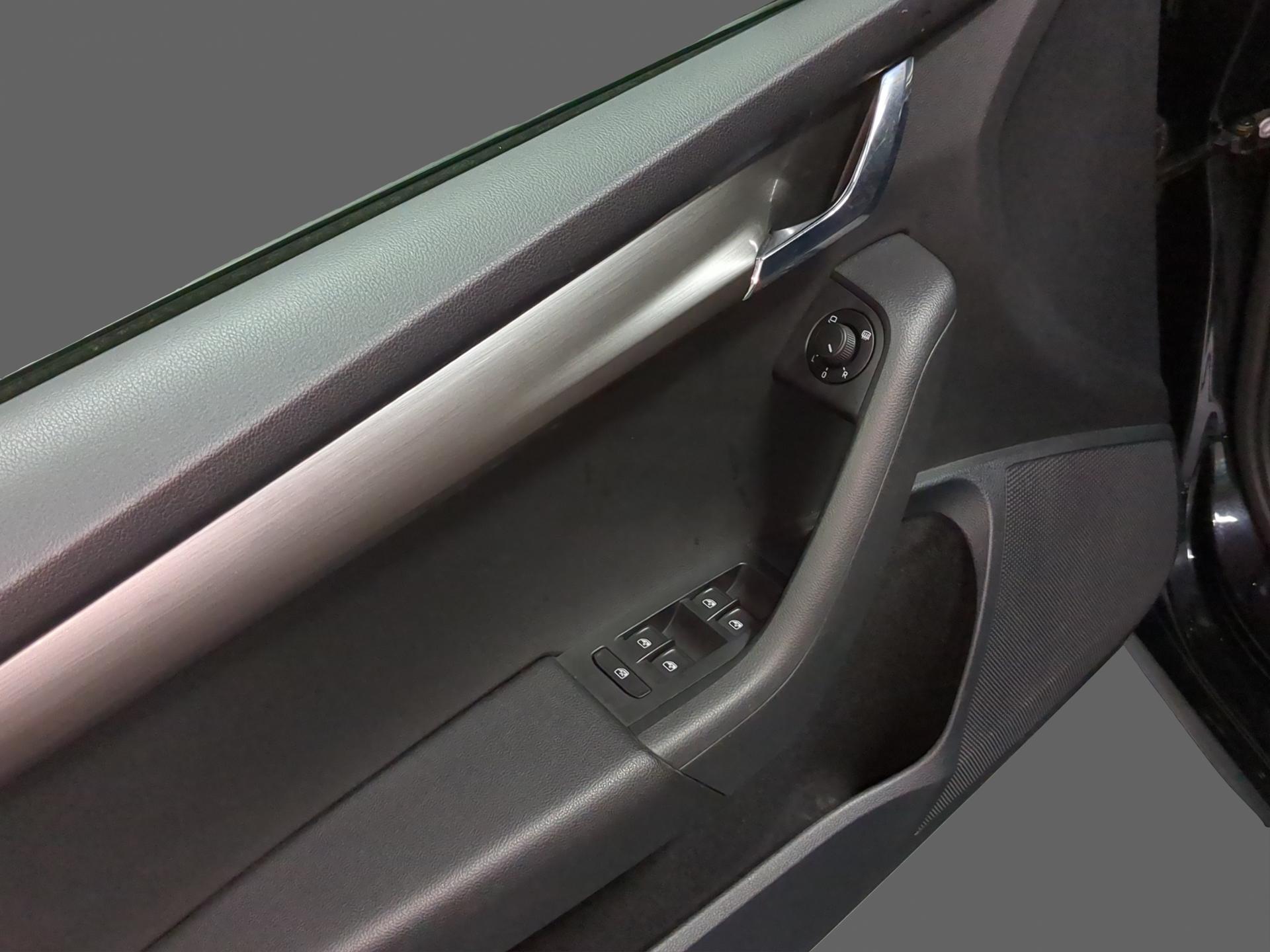SKODA Octavia Combi 1.5 TSI Soleil DSG-image-17