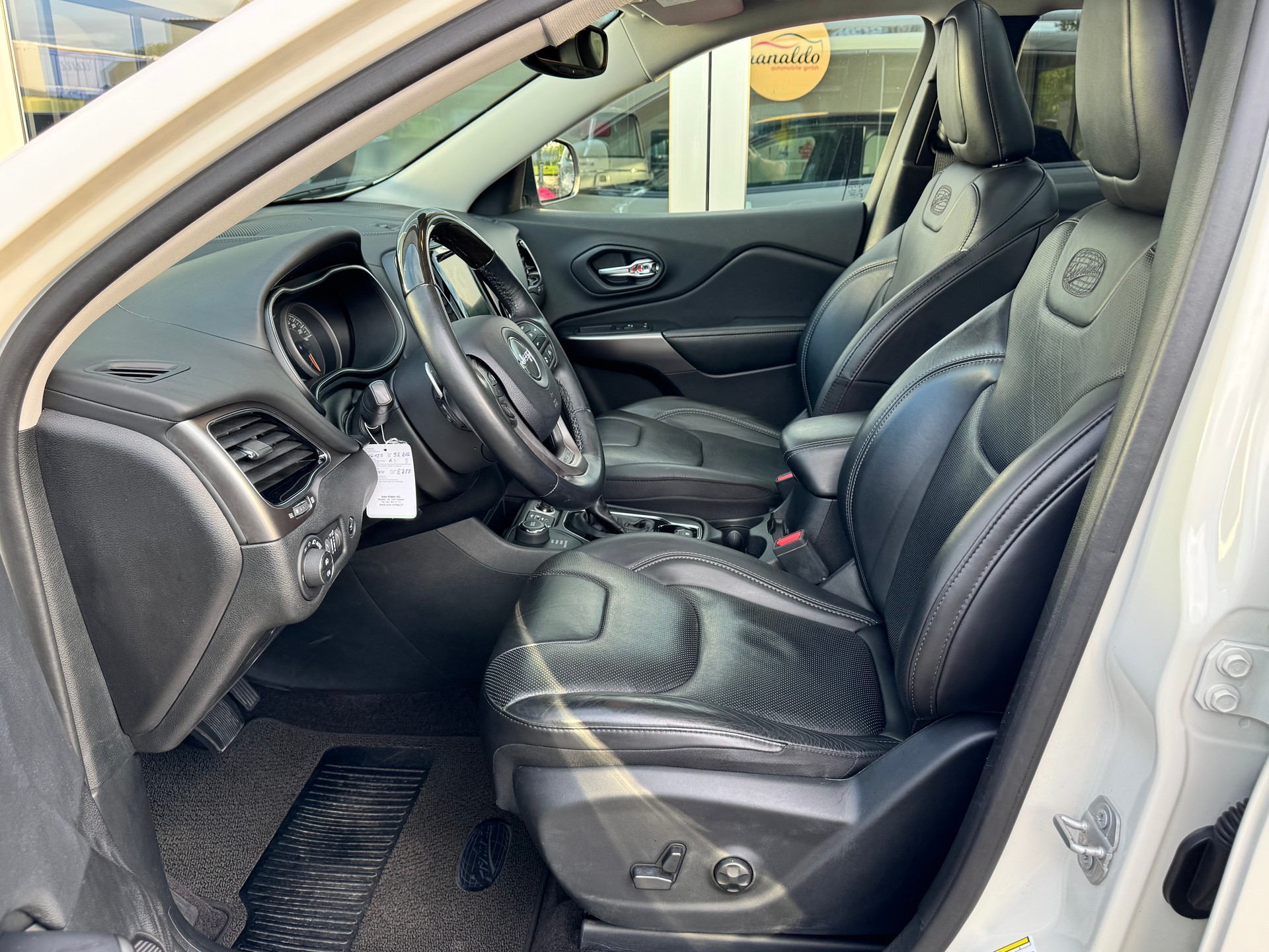 JEEP Cherokee 2.2MJ Overland+4x4+Aut+Navi+LED+Leder+Sitzheizung+Panorama+ACC+Getönte Scheiben+El.Heckklappe+Winterräder+AHK+-image-11
