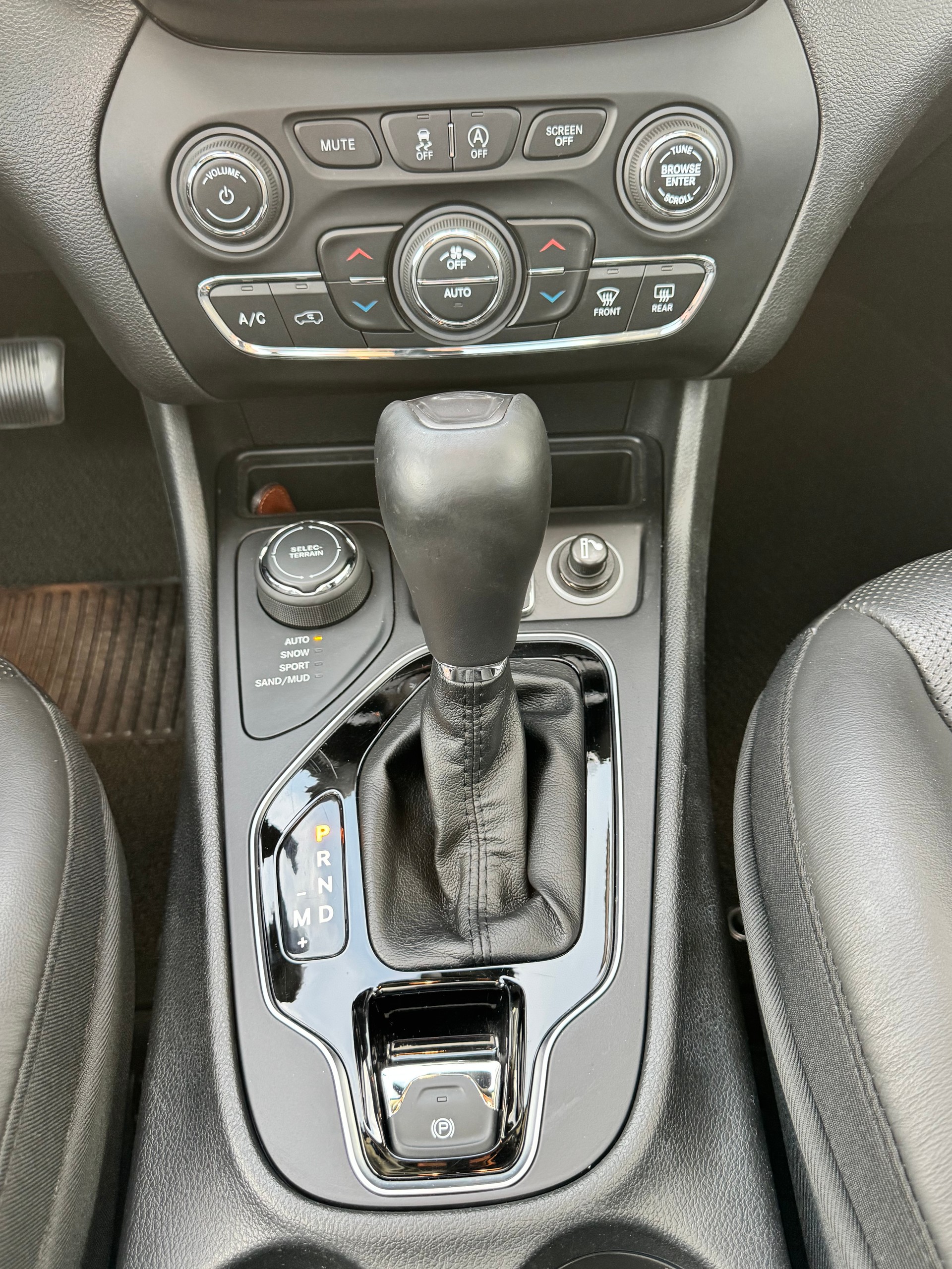 JEEP Cherokee 2.2MJ Overland+4x4+Aut+Navi+LED+Leder+Sitzheizung+Panorama+ACC+Getönte Scheiben+El.Heckklappe+Winterräder+AHK+-image-14