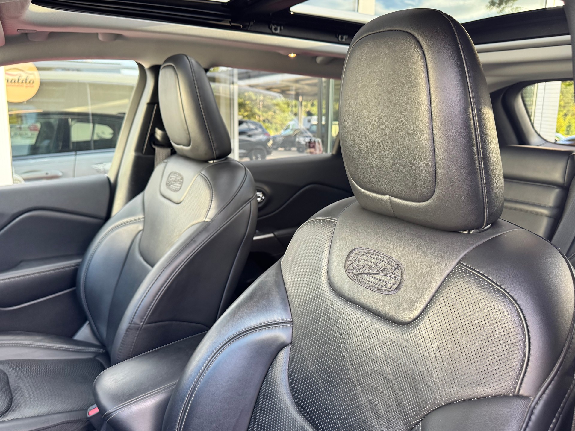 JEEP Cherokee 2.2MJ Overland+4x4+Aut+Navi+LED+Leder+Sitzheizung+Panorama+ACC+Getönte Scheiben+El.Heckklappe+Winterräder+AHK+-image-12