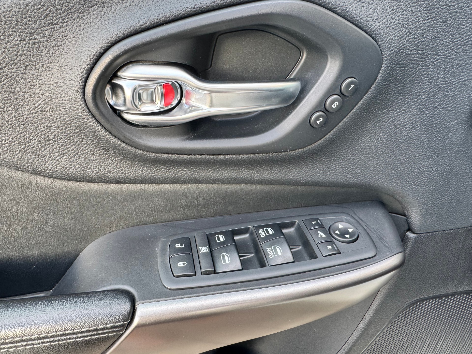 JEEP Cherokee 2.2MJ Overland+4x4+Aut+Navi+LED+Leder+Sitzheizung+Panorama+ACC+Getönte Scheiben+El.Heckklappe+Winterräder+AHK+-image-26