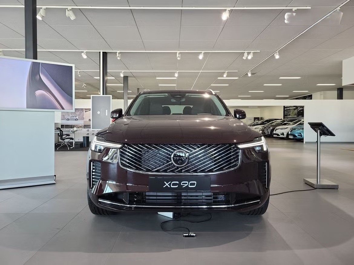 VOLVO XC90 T8 eAWD PluginHybrid Ultra Bright Geartronic-image-1
