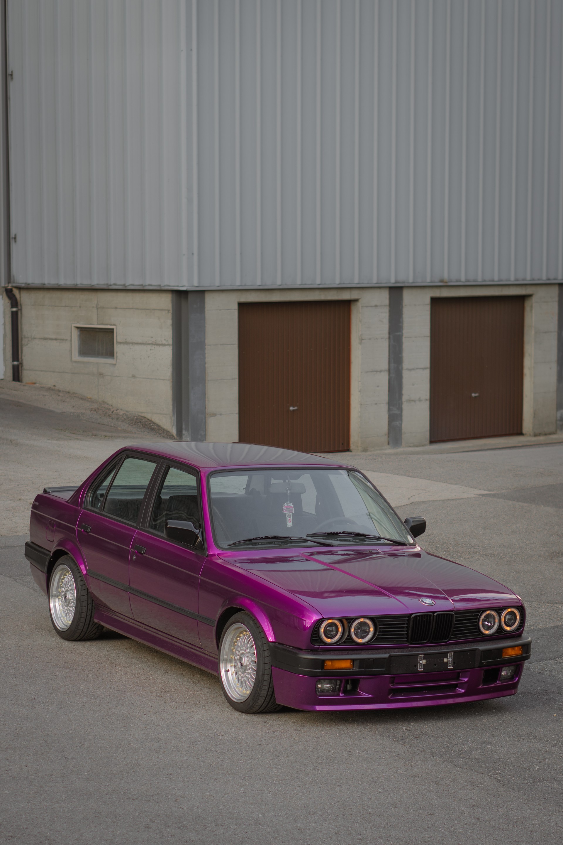 BMW 320i-image-1