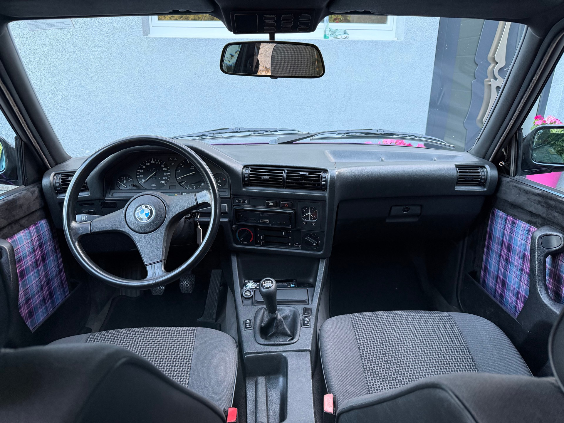 BMW 320i-image-4
