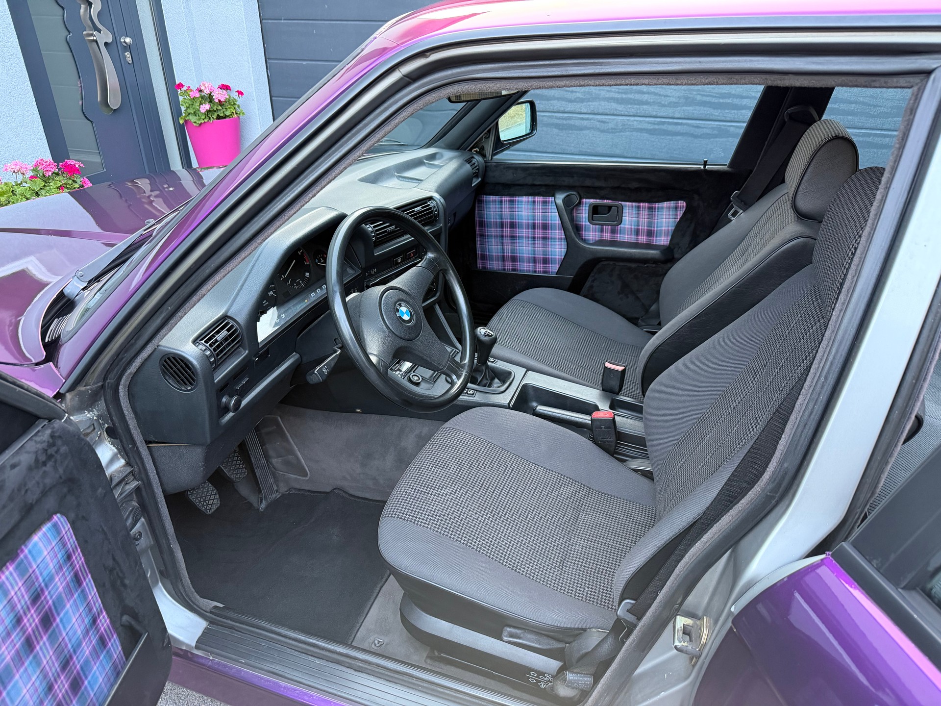BMW 320i-image-5