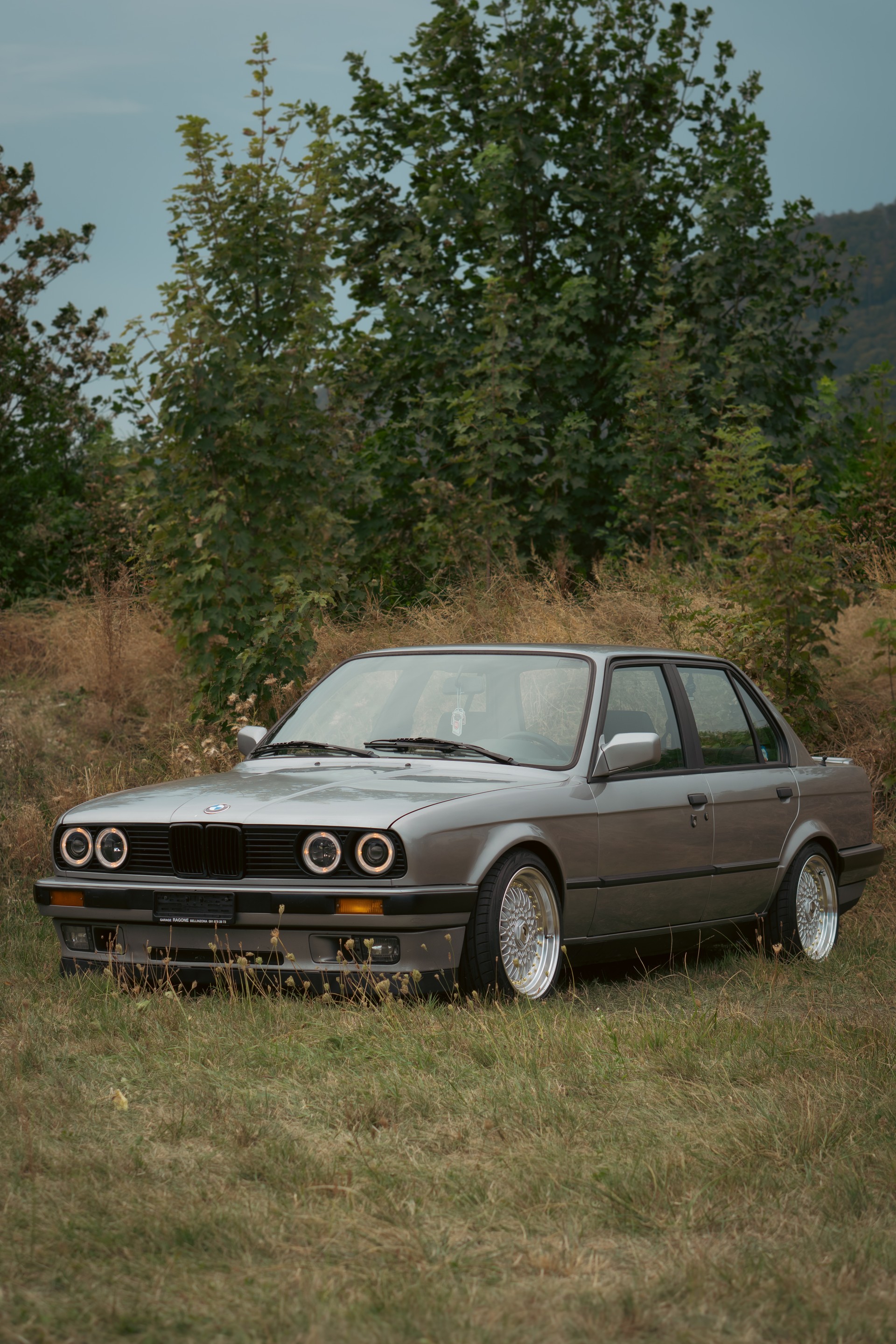 BMW 320i-image-2