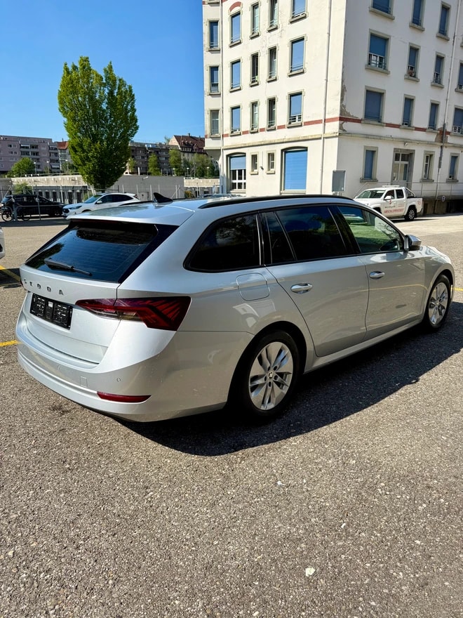 SKODA Octavia Combi 2.0 TDI DSG Ambition-image-5
