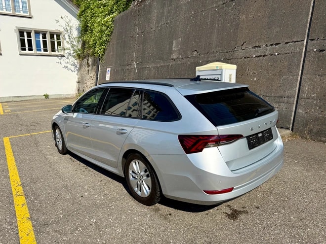 SKODA Octavia Combi 2.0 TDI DSG Ambition-image-4