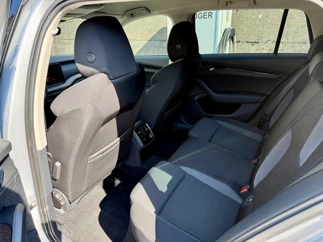 SKODA Octavia Combi 2.0 TDI DSG Ambition-image-13