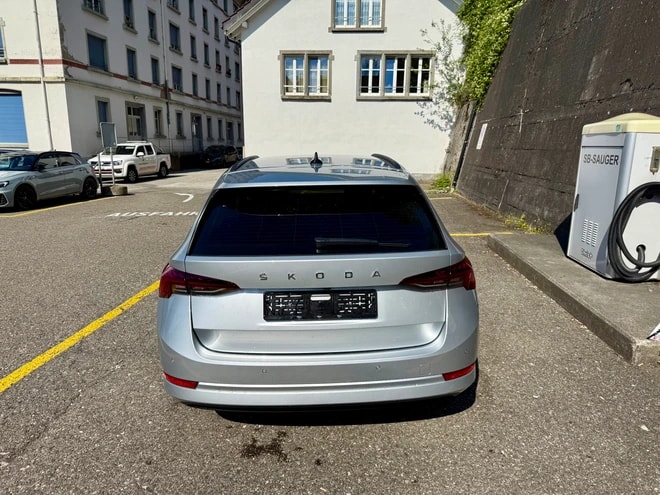 SKODA Octavia Combi 2.0 TDI DSG Ambition-image-3