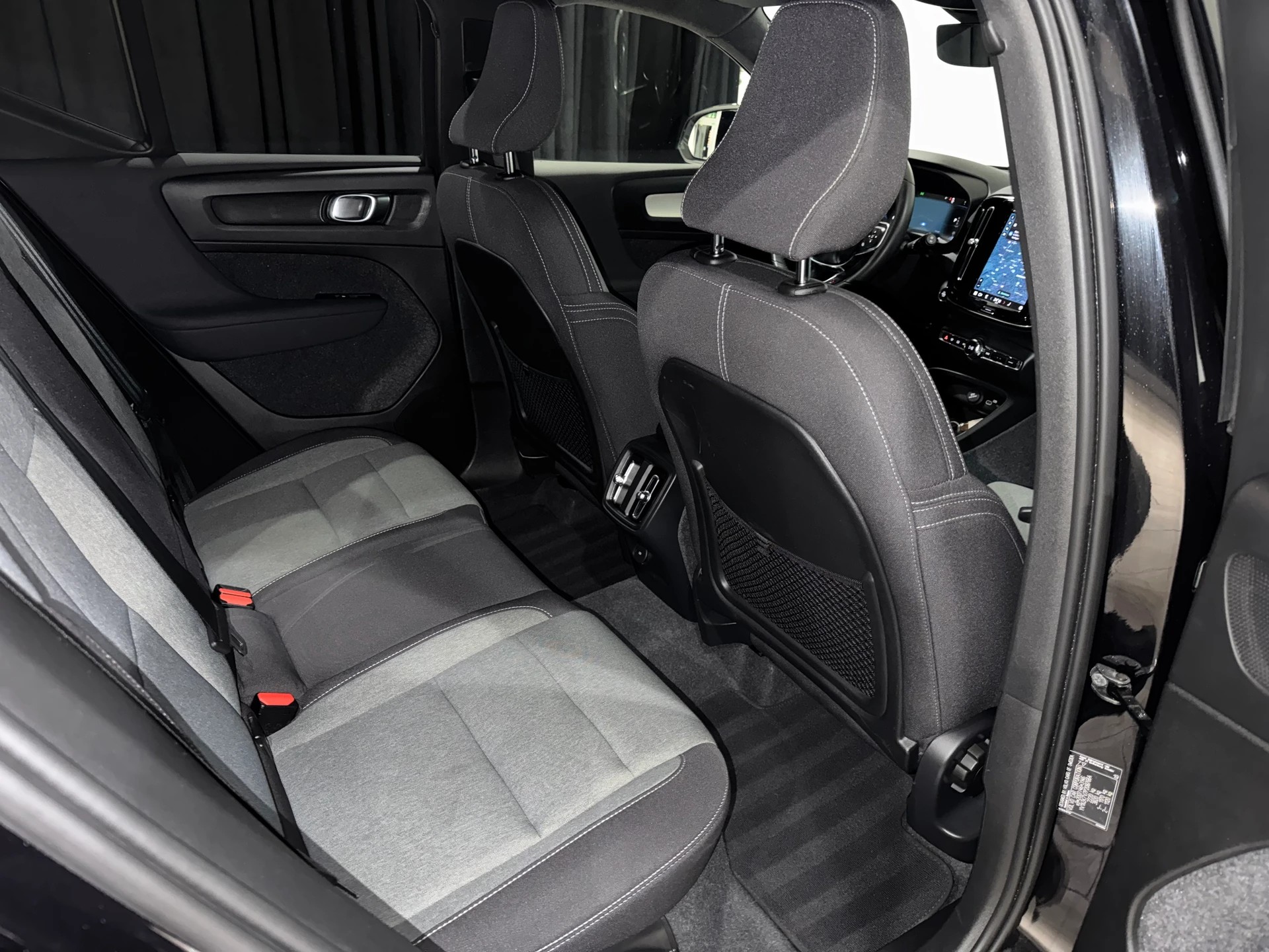 VOLVO XC40 B3 Benzin Mild Hybrid Core DCT-image-12