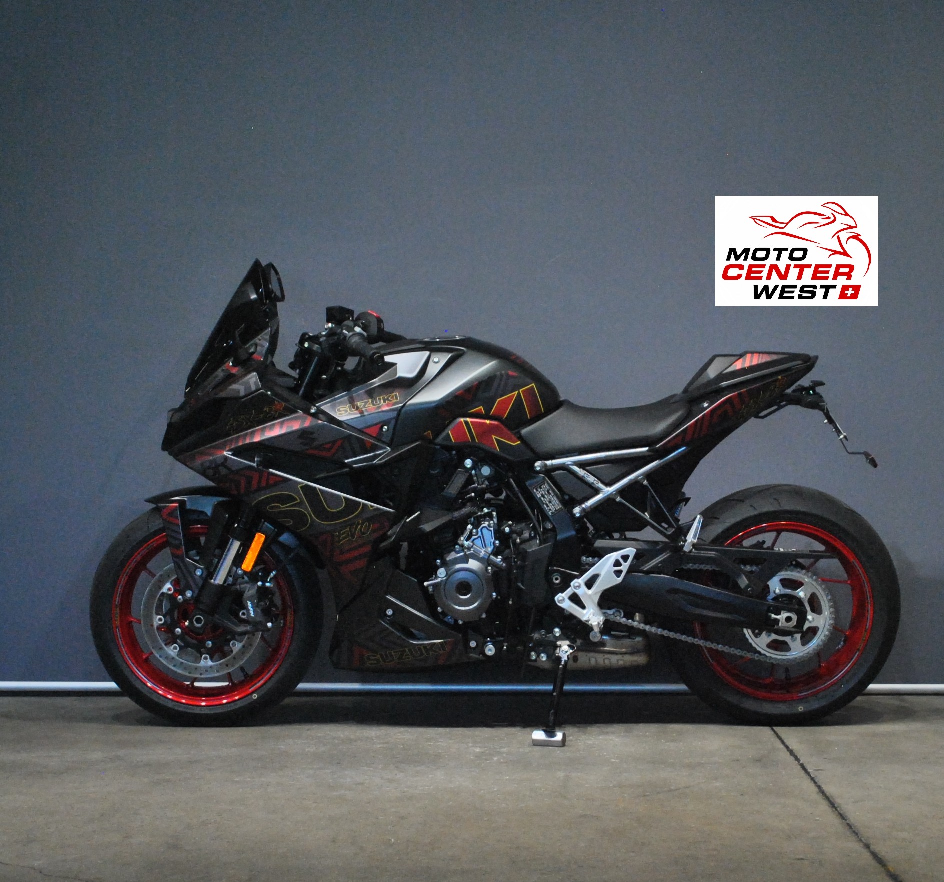 SUZUKI GSX-8R-showroom-element-2