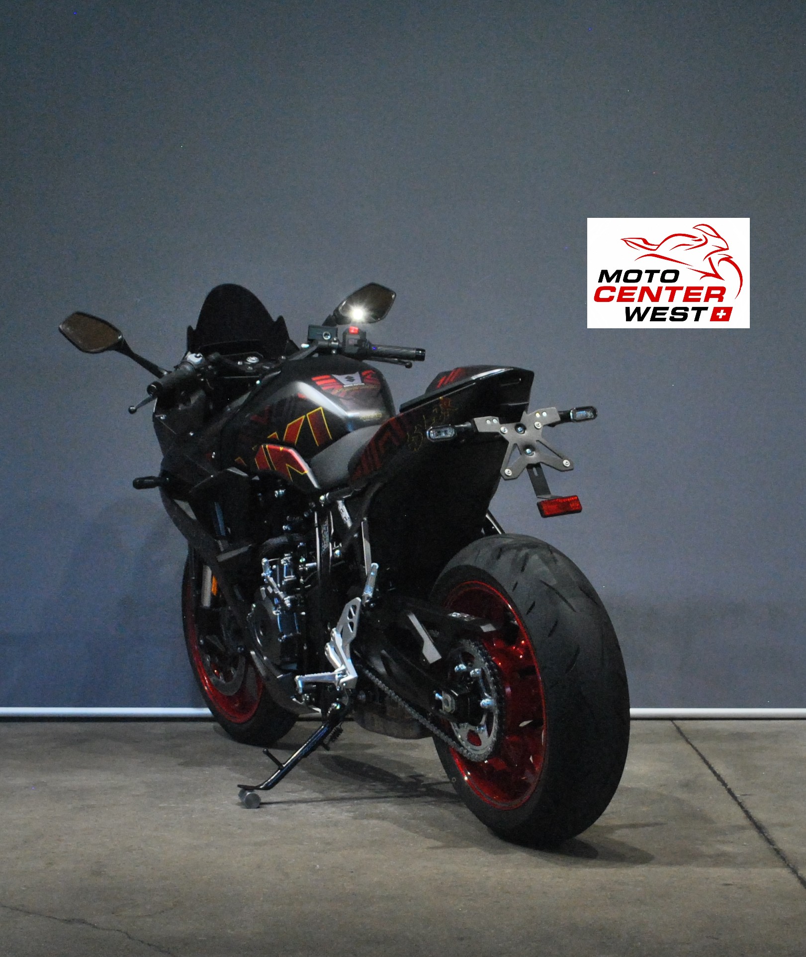 SUZUKI GSX-8R-showroom-element-3