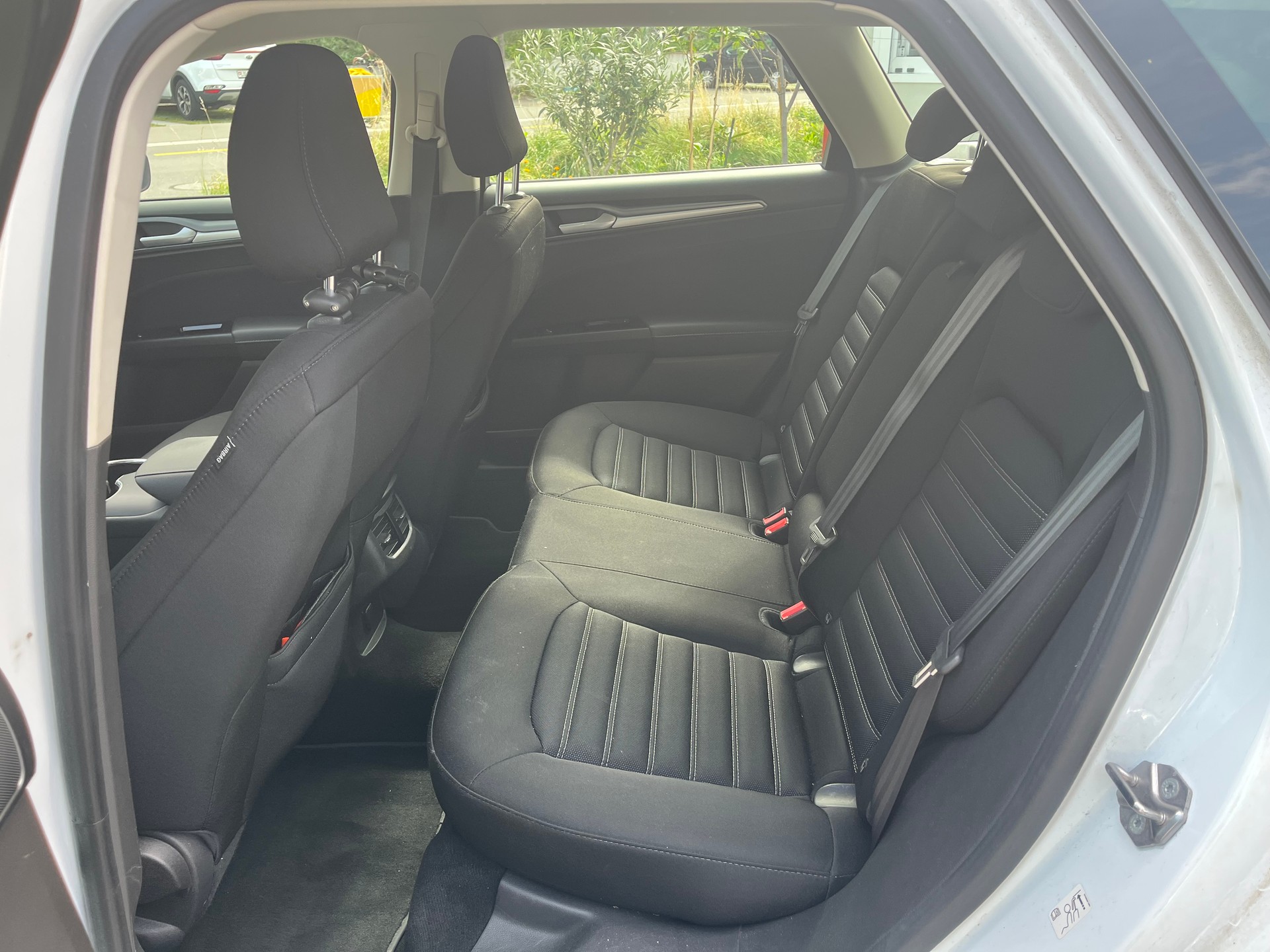 FORD Mondeo 2.0 TDCi Trend PowerShift-image-6
