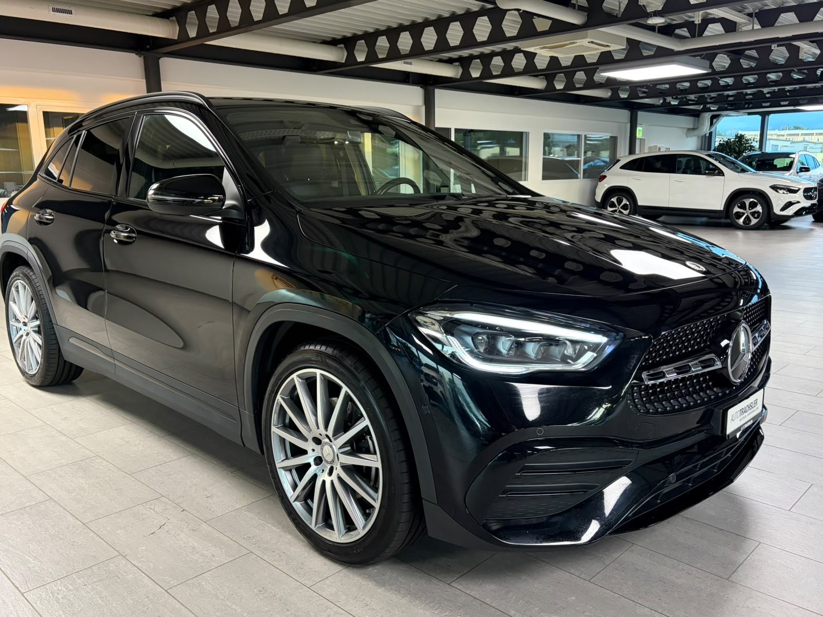 MERCEDES-BENZ GLA 200 AMG Line 7G-DCT-image-2