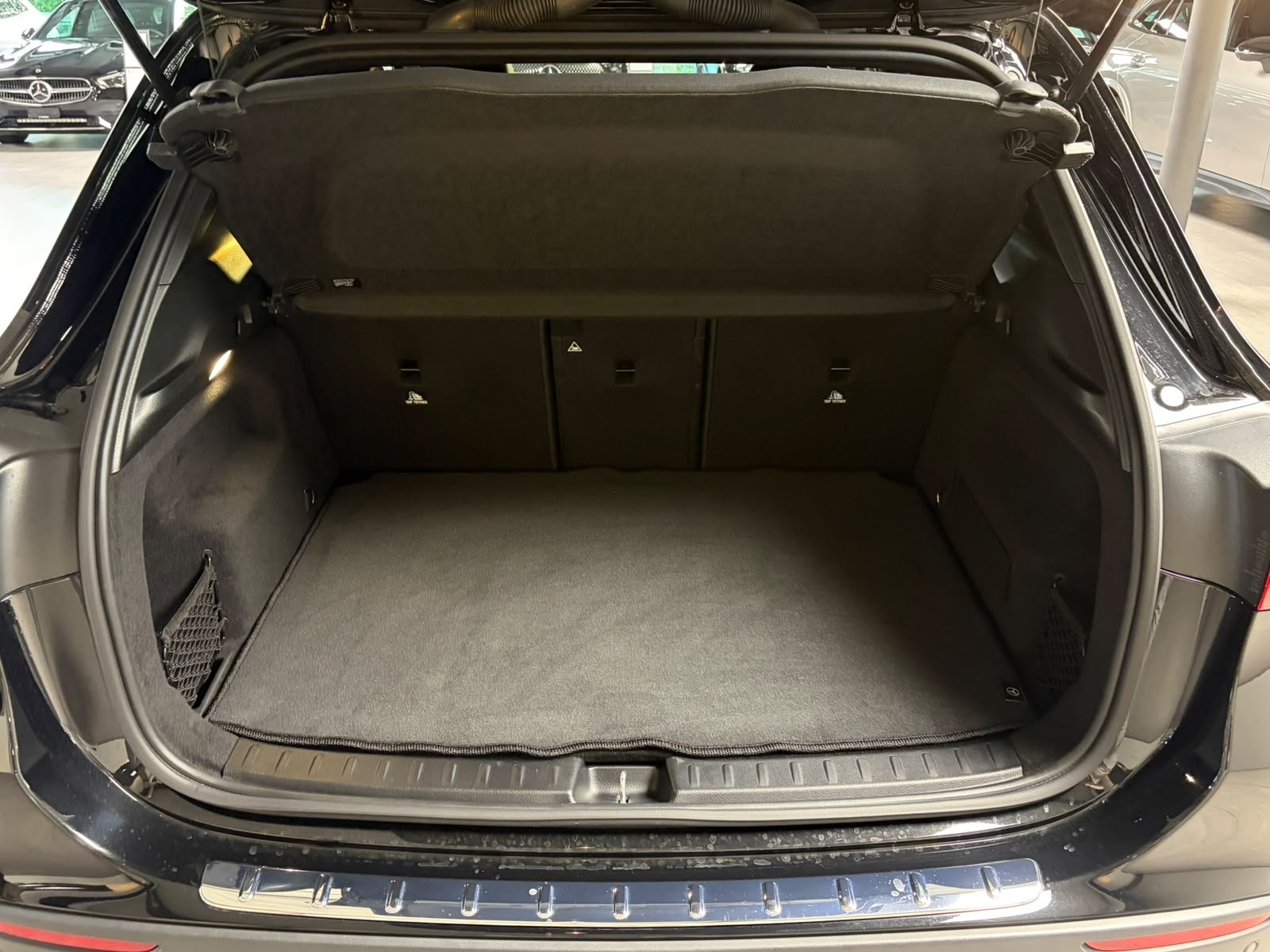 MERCEDES-BENZ GLA 200 AMG Line 7G-DCT-image-4