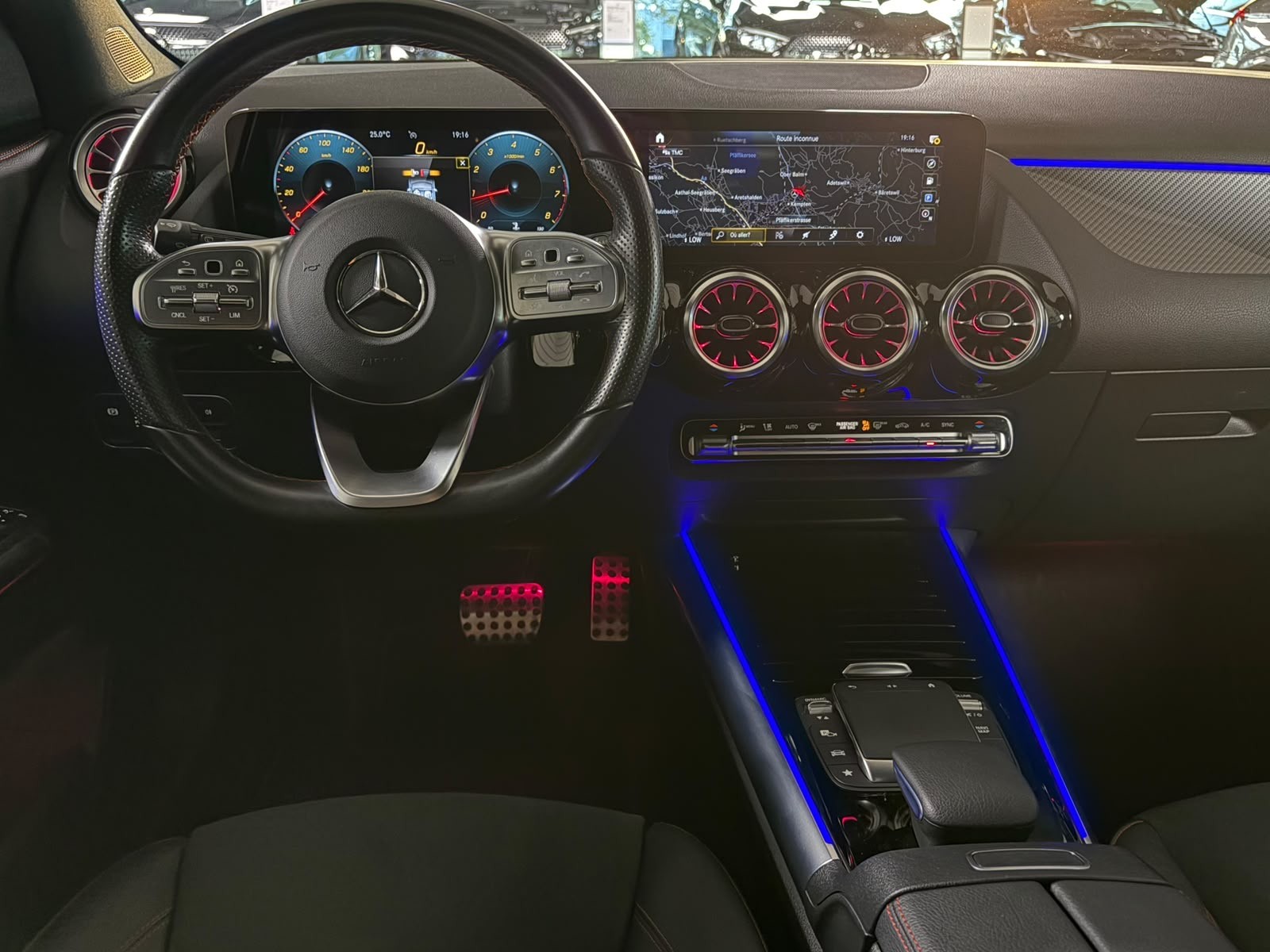 MERCEDES-BENZ GLA 200 AMG Line 7G-DCT-image-9