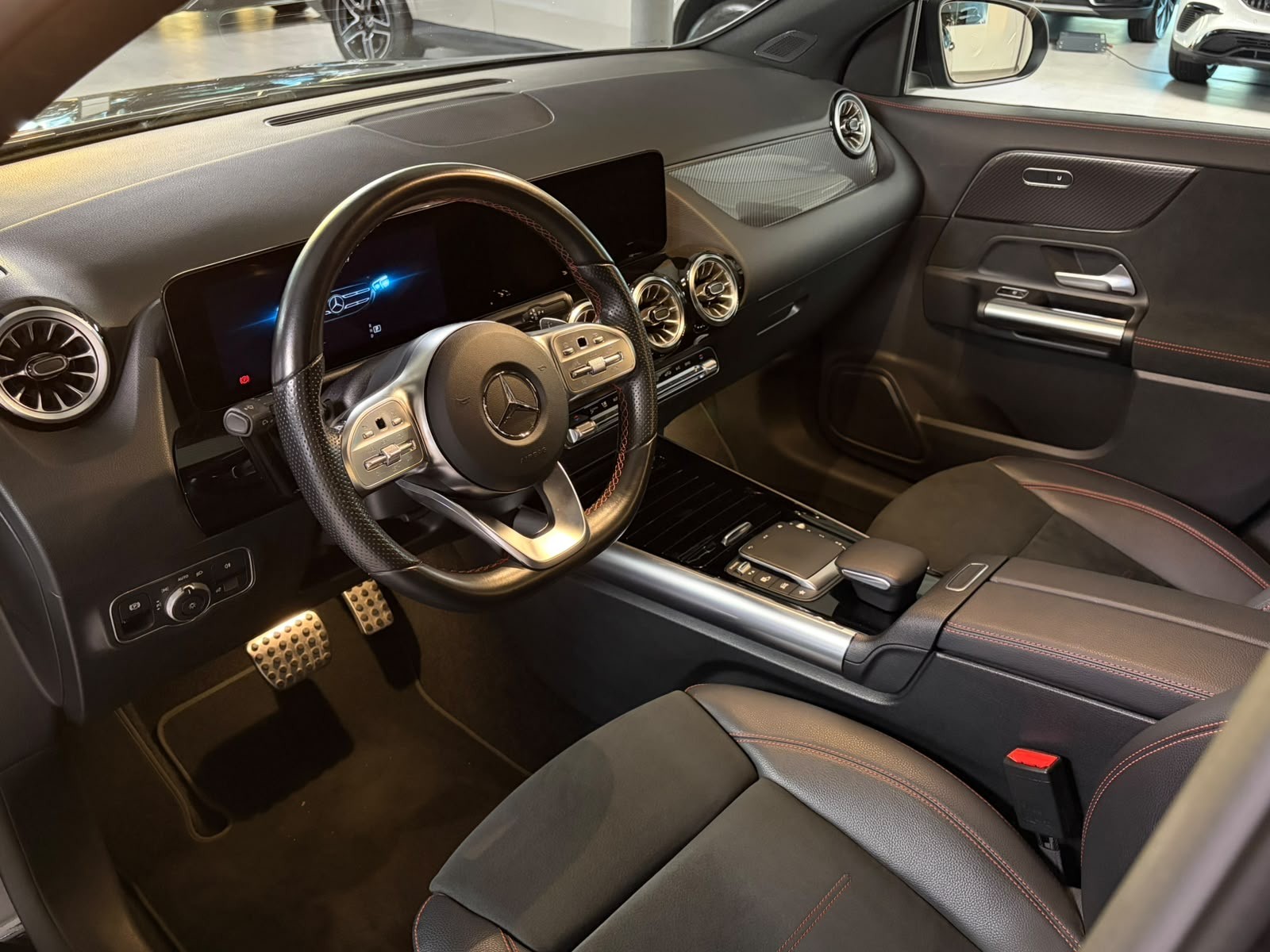 MERCEDES-BENZ GLA 200 AMG Line 7G-DCT-image-8