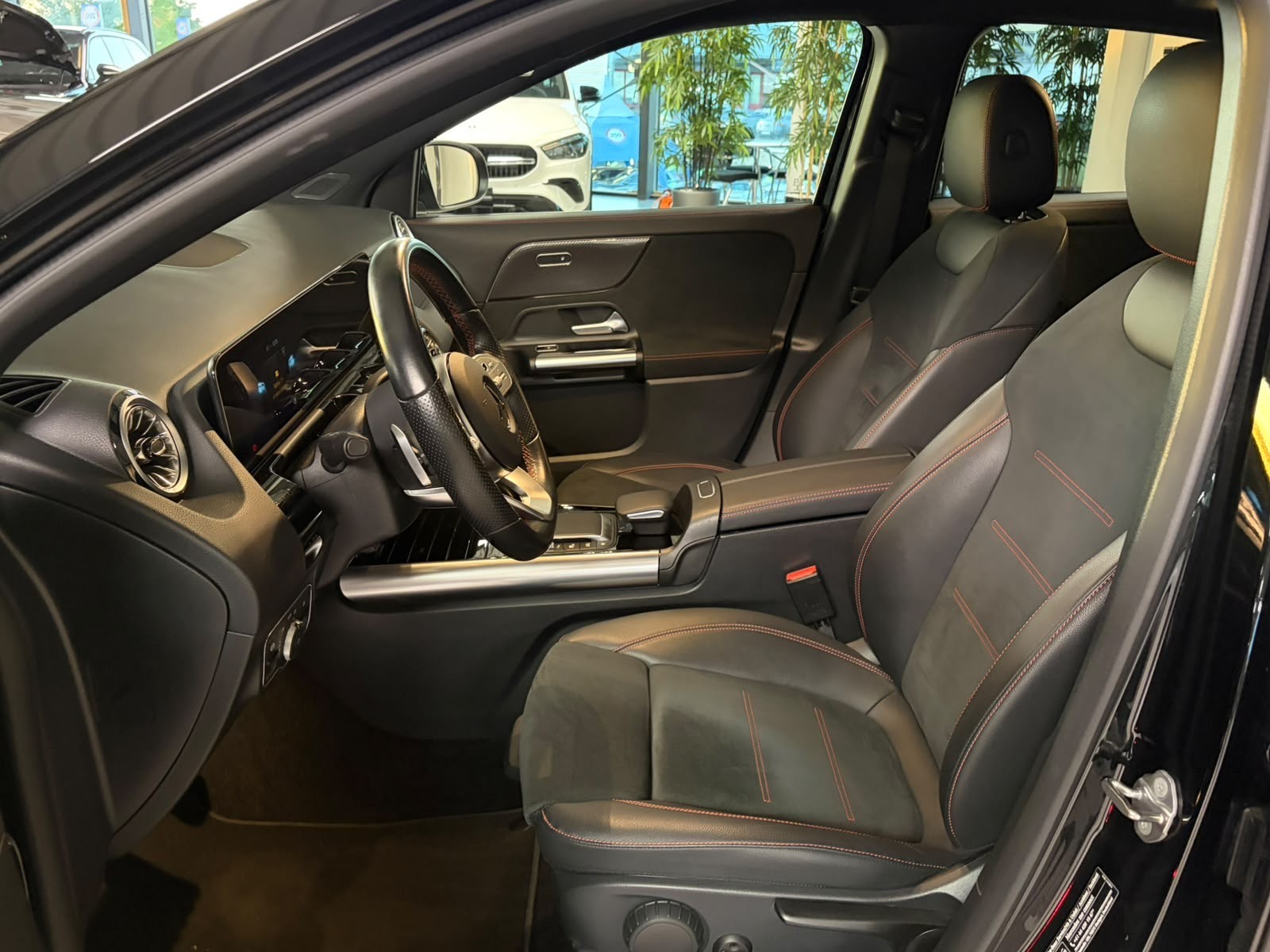 MERCEDES-BENZ GLA 200 AMG Line 7G-DCT-image-7