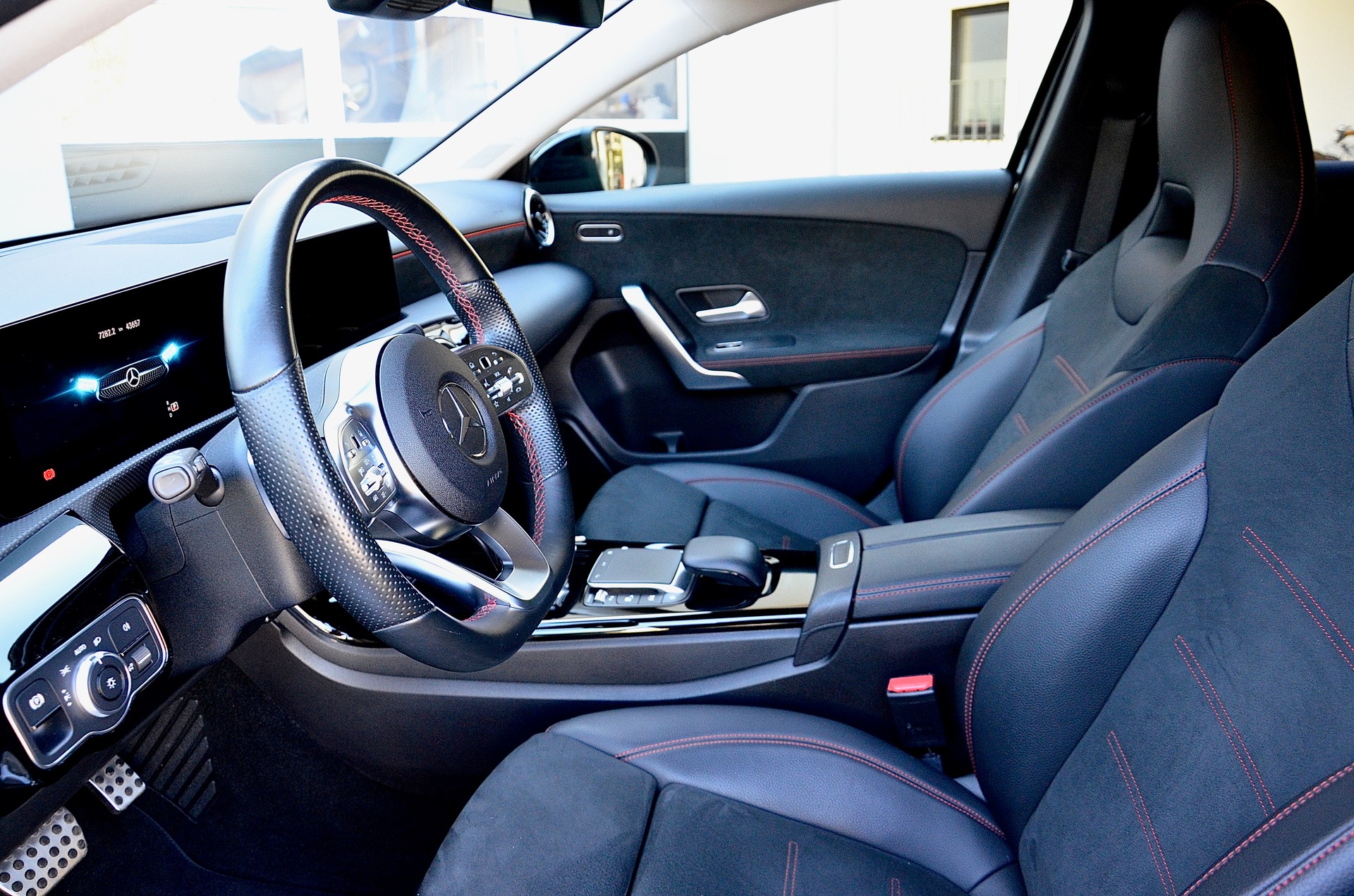 MERCEDES-BENZ A 250 4Matic AMG Line 4Matic 7G-DCT-image-11