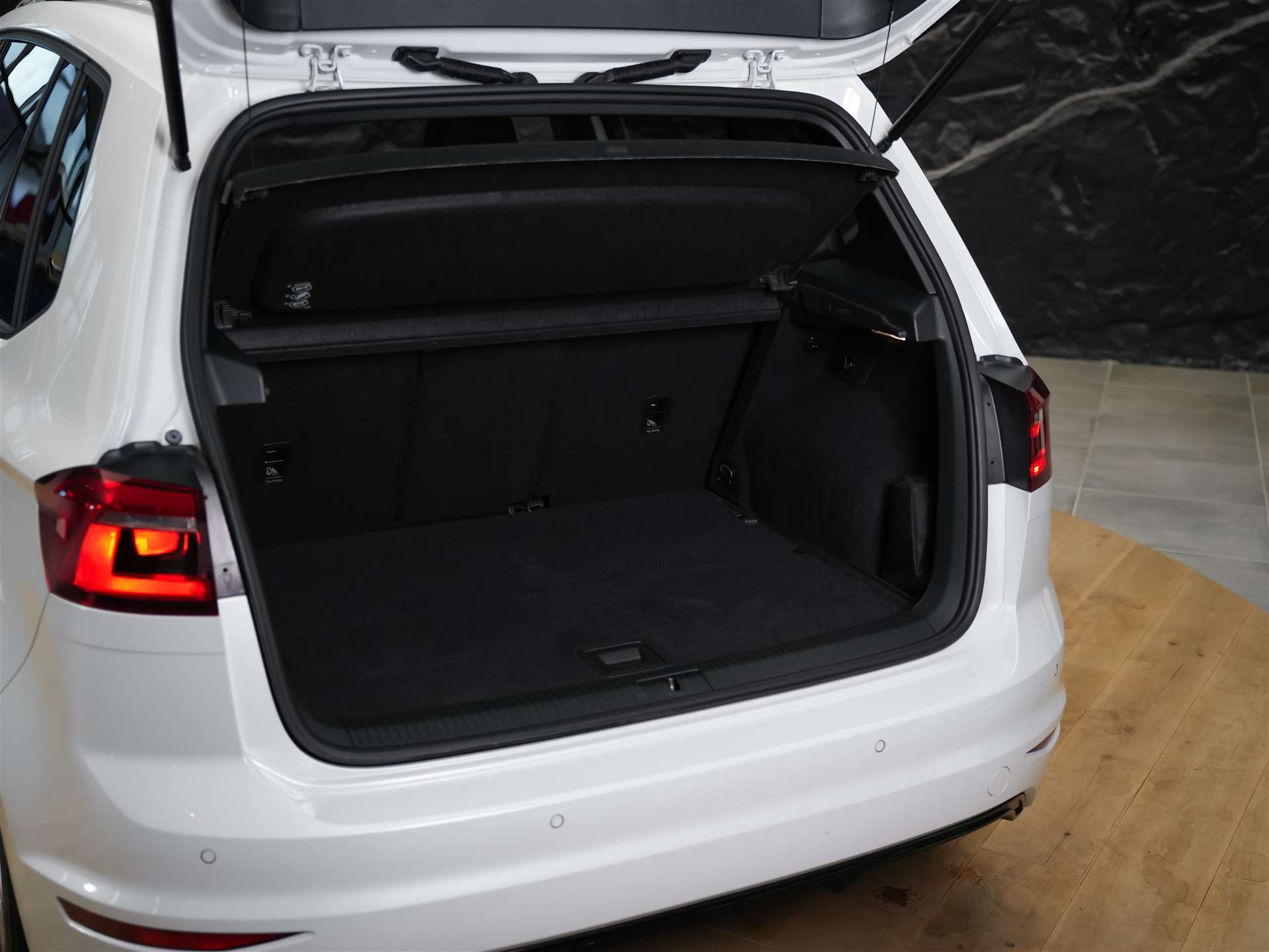 VW Golf Sportsvan 1.4 TSI R-Line DSG *Panorama*CH Fahrzeug*-image-39