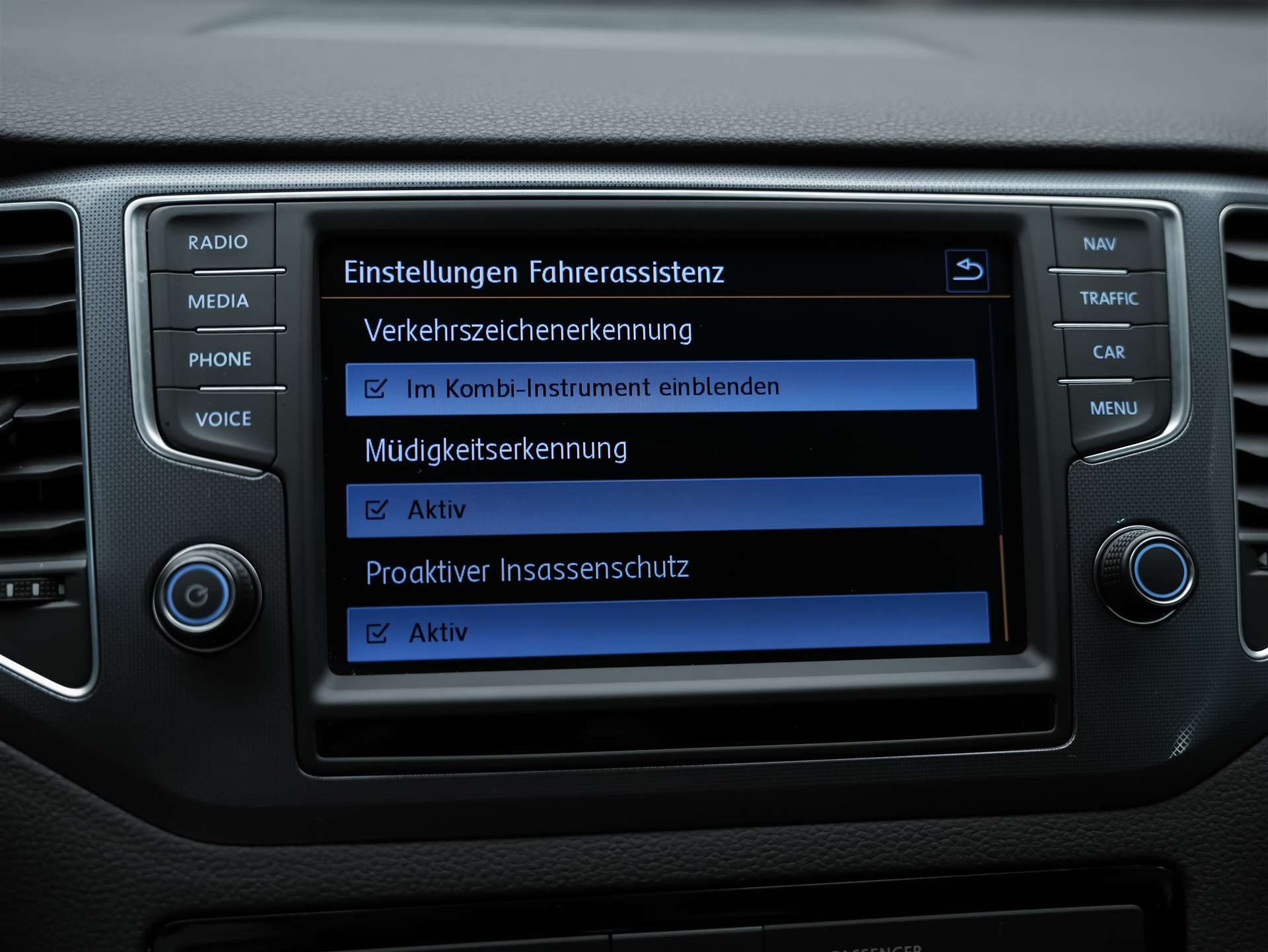 VW Golf Sportsvan 1.4 TSI R-Line DSG *Panorama*CH Fahrzeug*-image-36