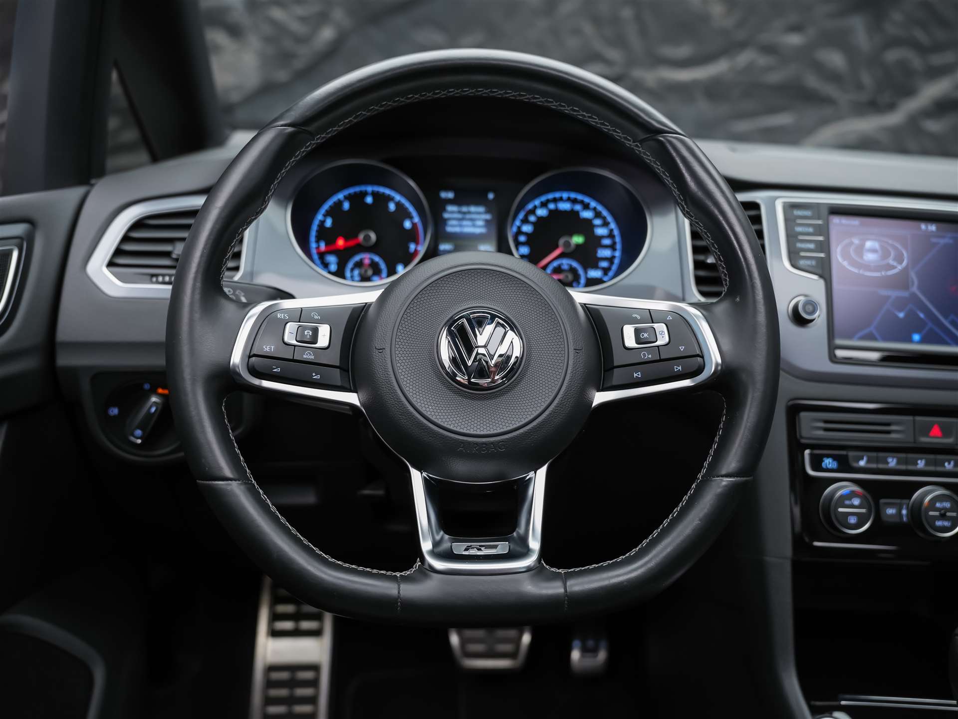 VW Golf Sportsvan 1.4 TSI R-Line DSG *Panorama*CH Fahrzeug*-image-27