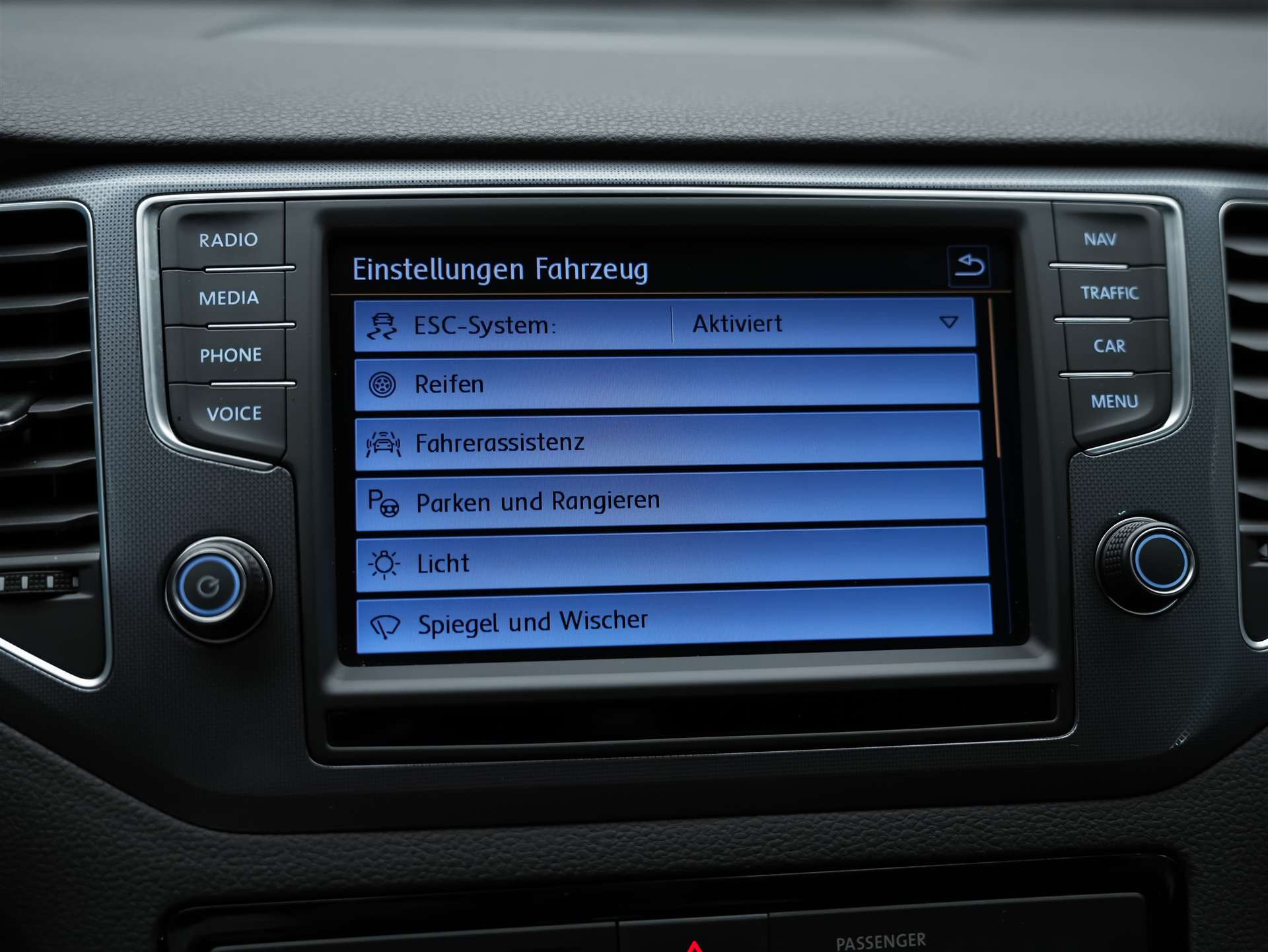 VW Golf Sportsvan 1.4 TSI R-Line DSG *Panorama*CH Fahrzeug*-image-33