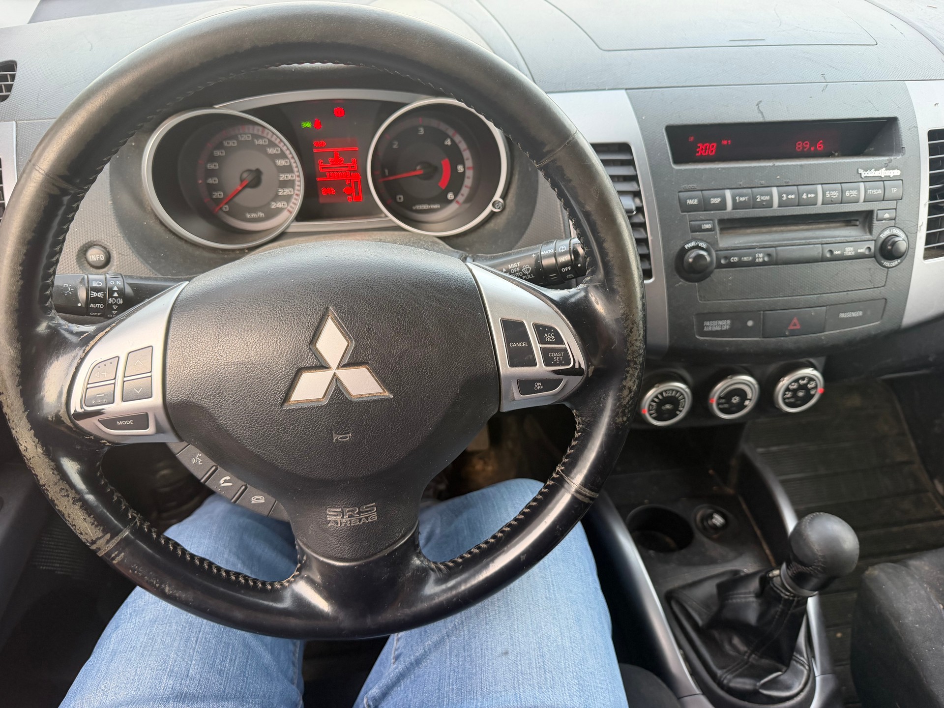 MITSUBISHI Outlander 2.2 DID Intense 4WD-image-10