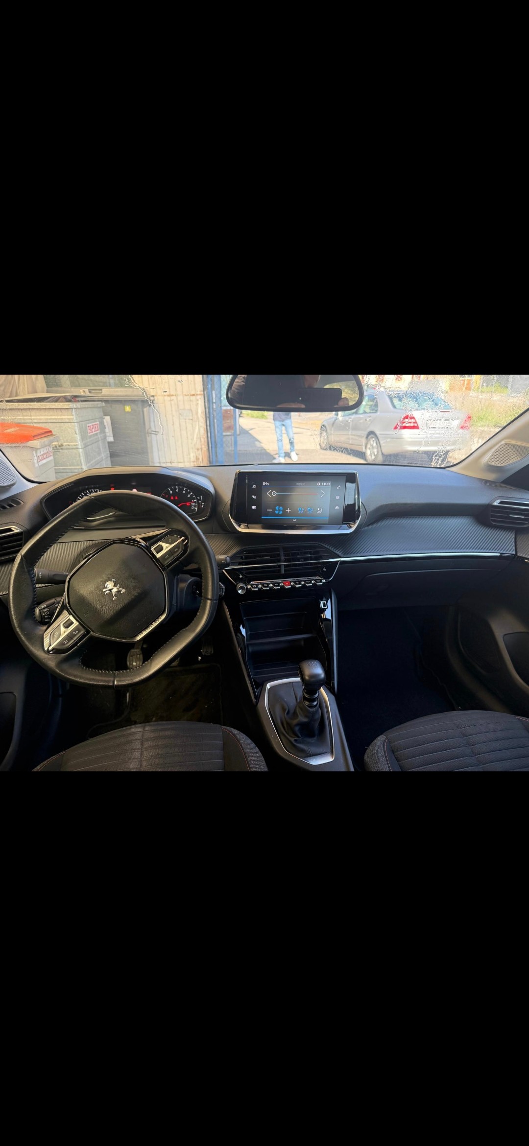 PEUGEOT 208 1.2 PureTech Allure-image-2